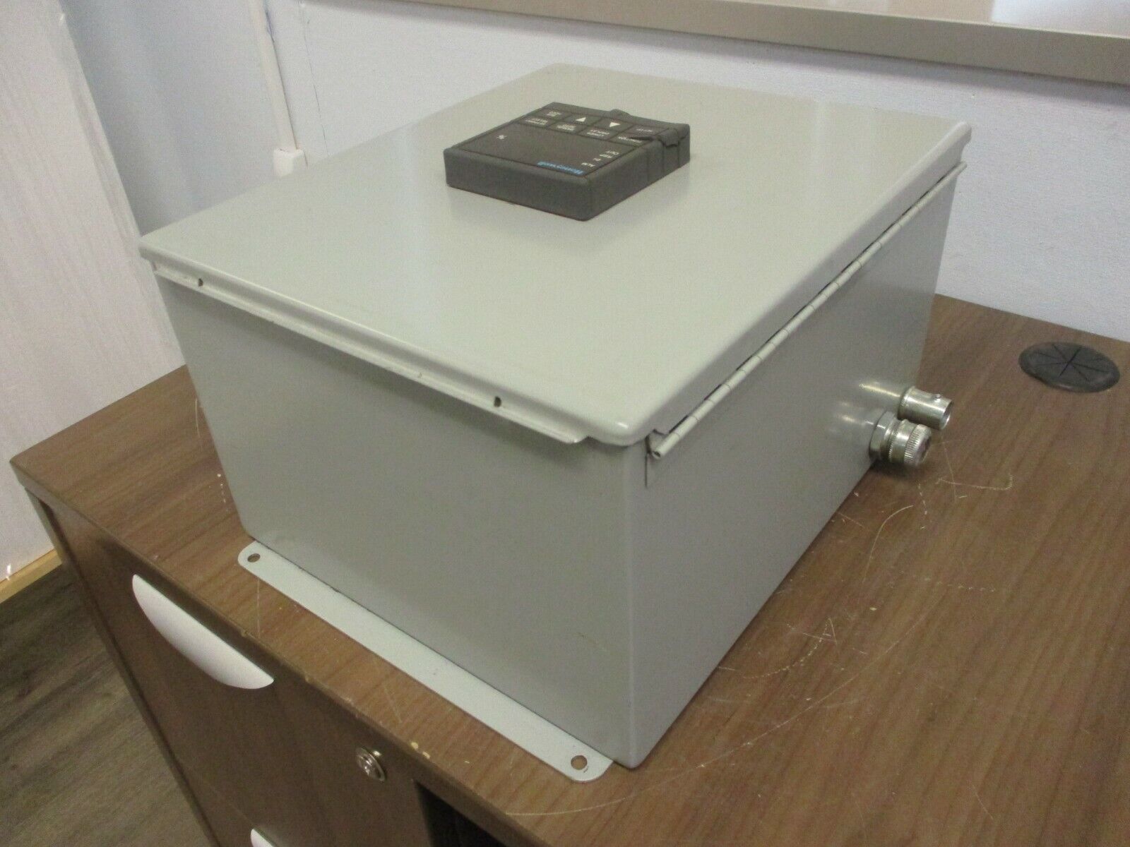 Honeywell Enclosed Versa-Pro Temperature Controller UDC3000 90-264V 50/60Hz Used