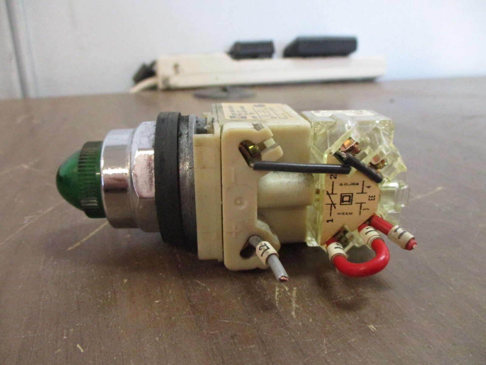 Square D Illuminated Push Button 9001 KM1 Ser. H 110-120V 50-60Hz Green Used