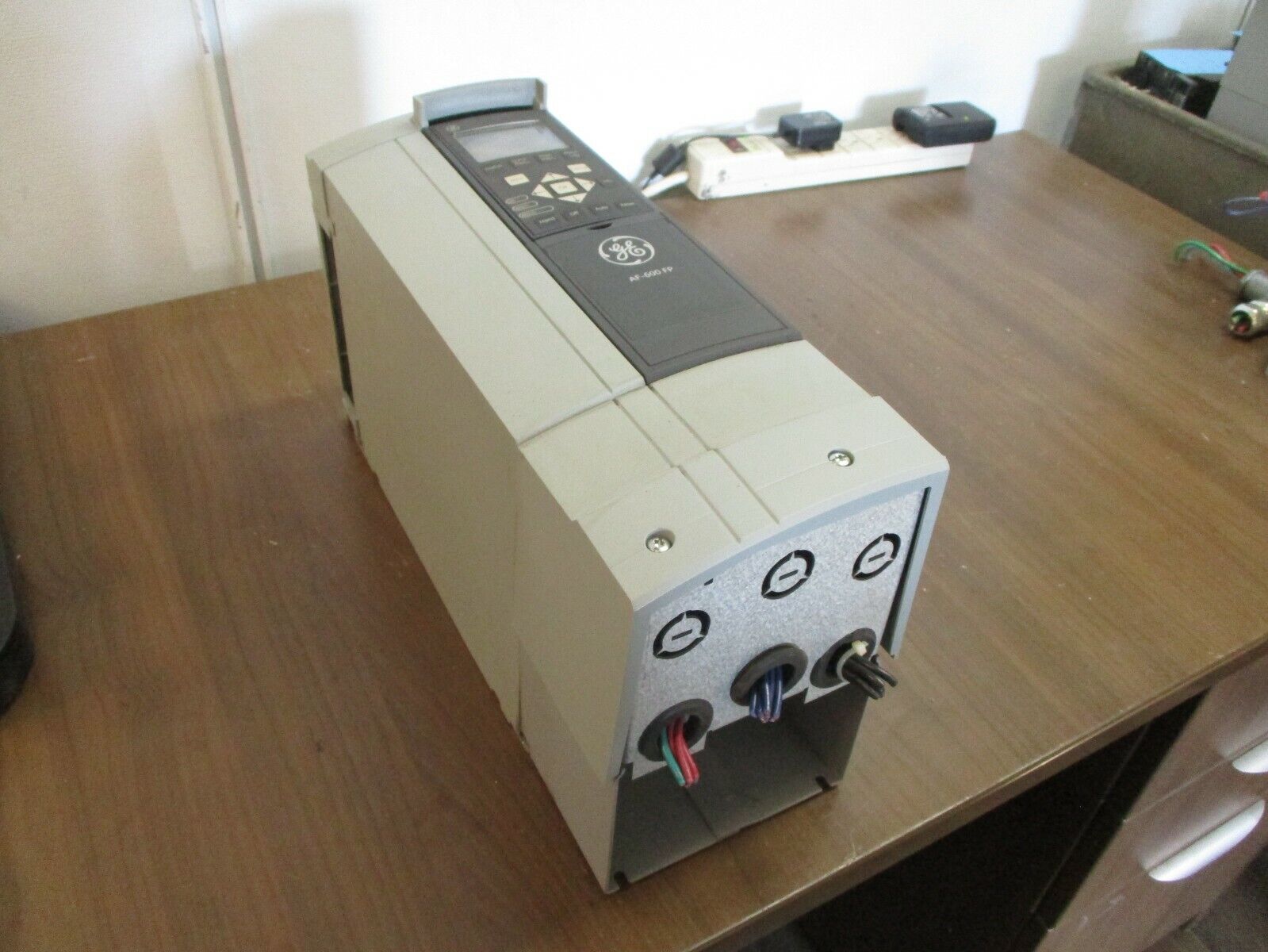 GE AF-600 FP AC Drive 131H9274 Model: 6KFP43007X9XXXA1 7.5HP 3Ph w/ Keypad Used
