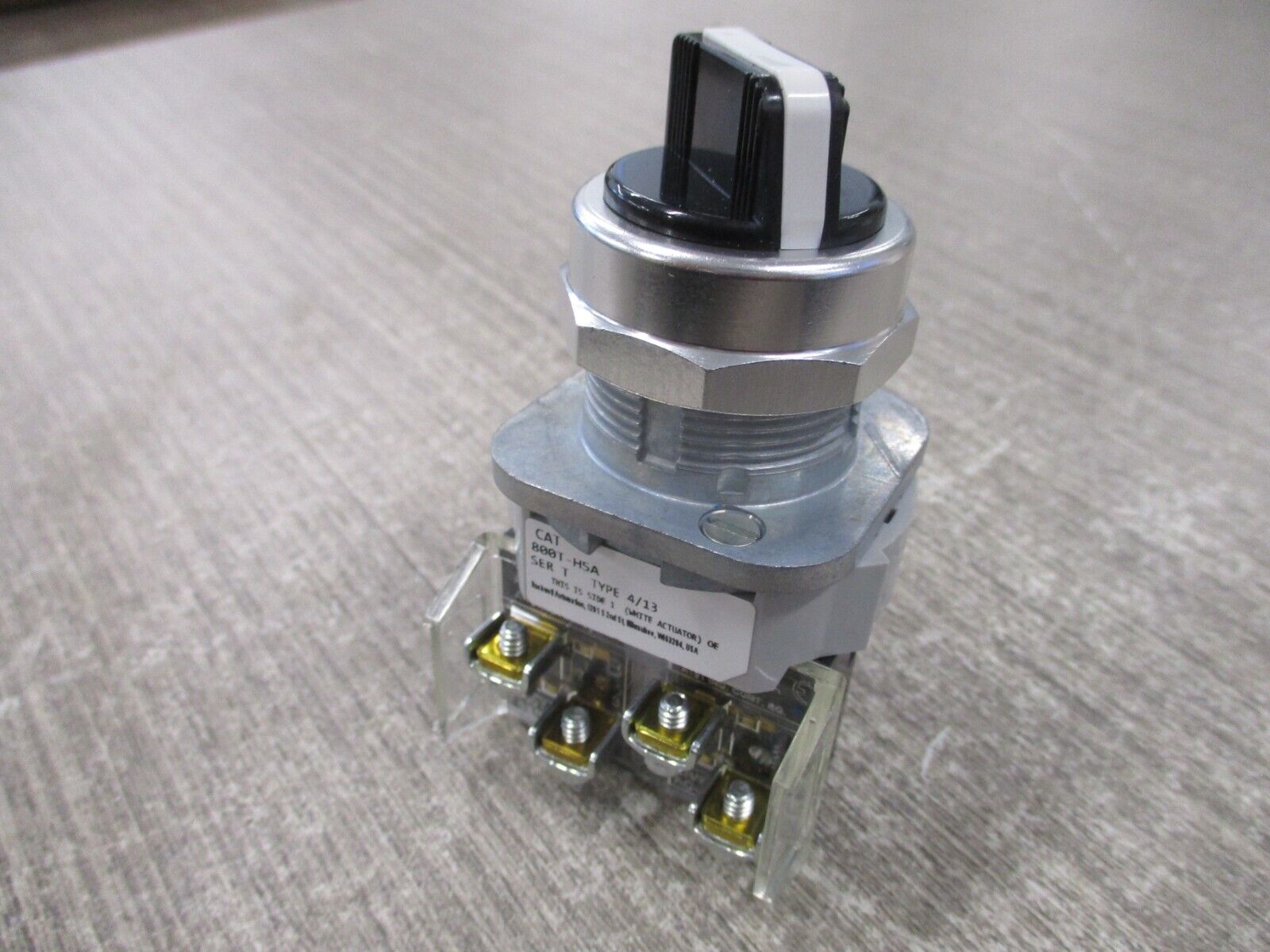Allen-Bradley Selector Switch 800T-H5A Ser. T Type 4/13 New Surplus