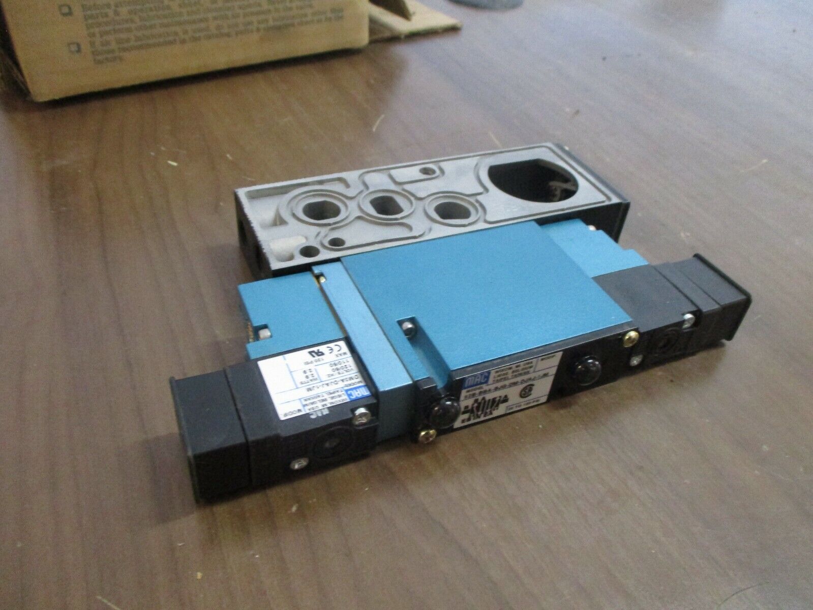 MAC Solenoid Valve 92B-BBA-BJG-DM-DJAJ-1JM New Surplus