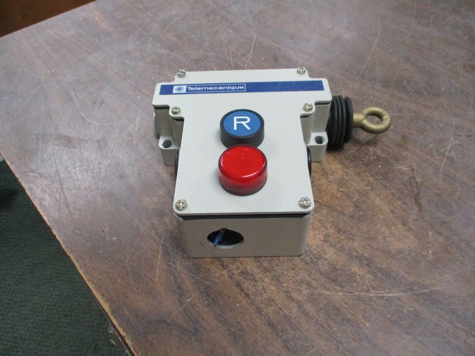 Telemecanique Cable Pull Switch XY2 CE1A196H7 Used