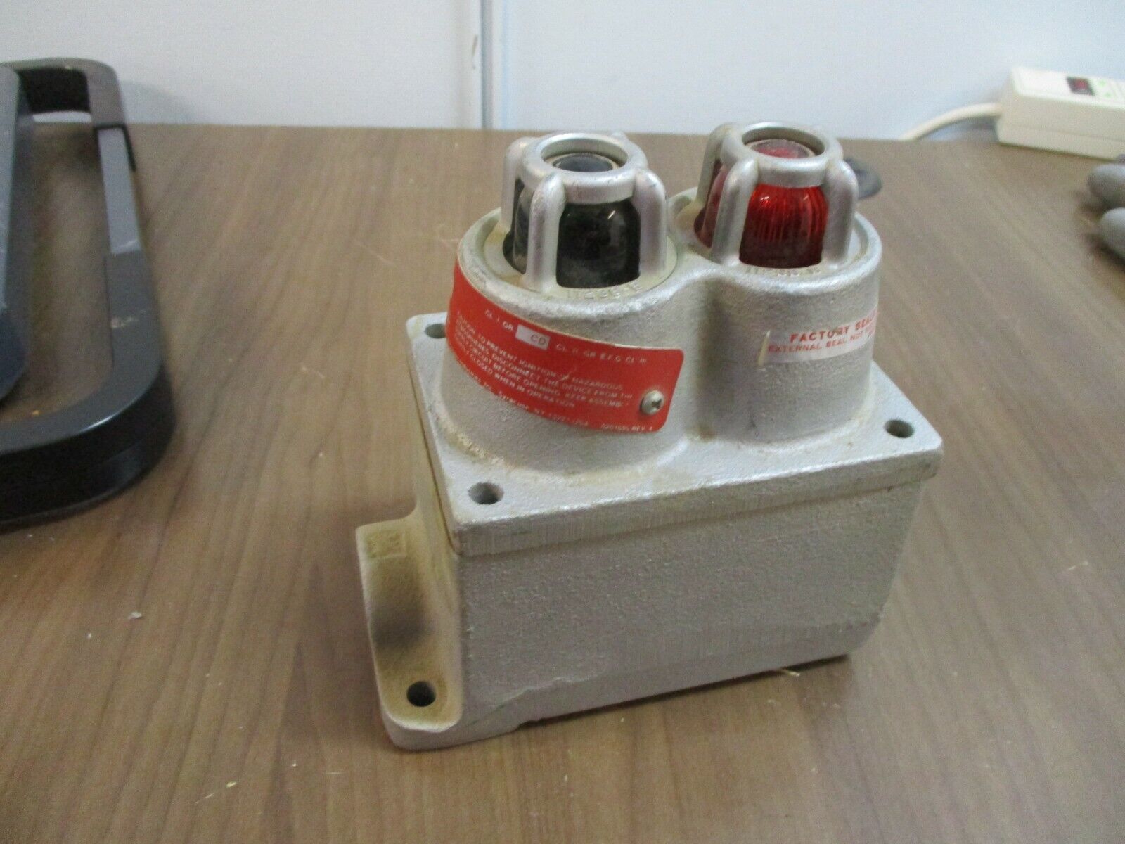 Crouse-Hinds Explosion Proof Pilot Light DS456 J1 J3 NX Red/Green 125V 12W Used