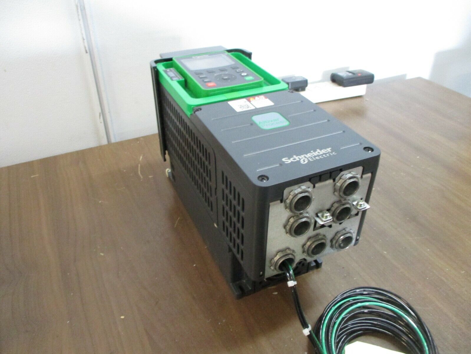 Schneider Electric Altivar 930 AC Drive ATV930U22N4 3HP 3Ph w/ Keypad Used