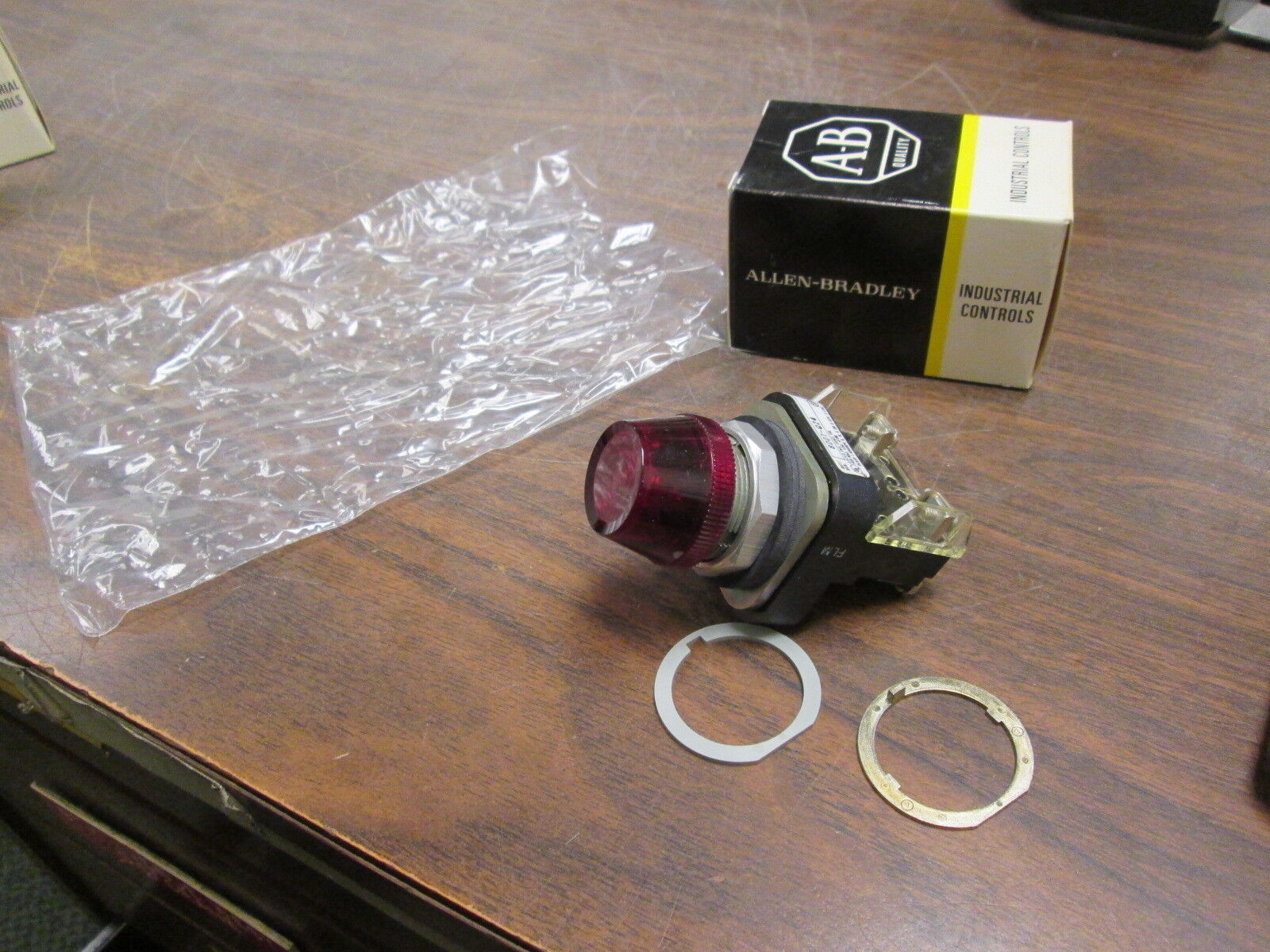 Allen-Bradley Pilot Light 800T-Q24R 24V Type 4,13 Red Cap New Surplus