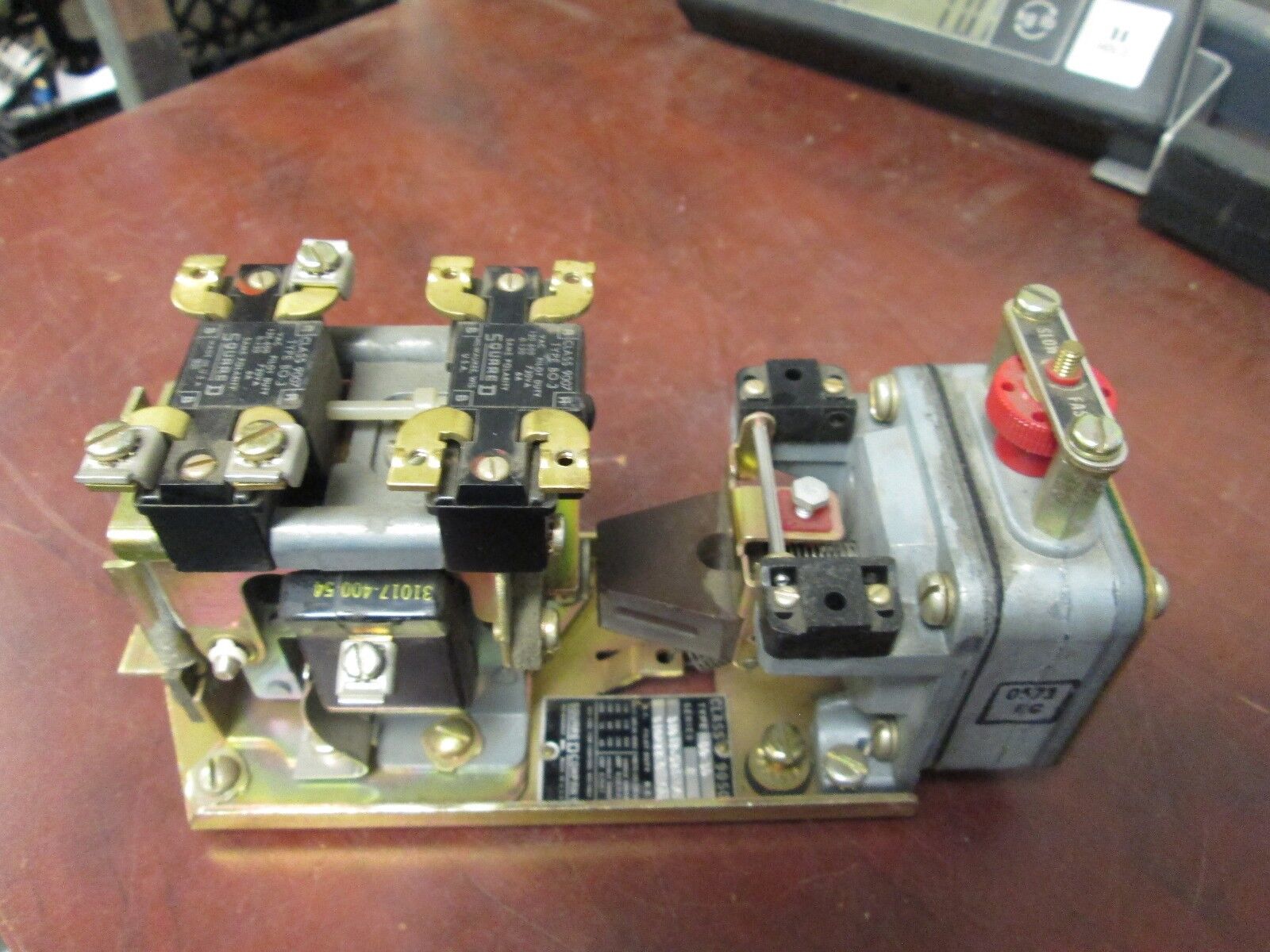 Square D  Pneumatic Relay  9050-B0-3D  120V Coil  Used