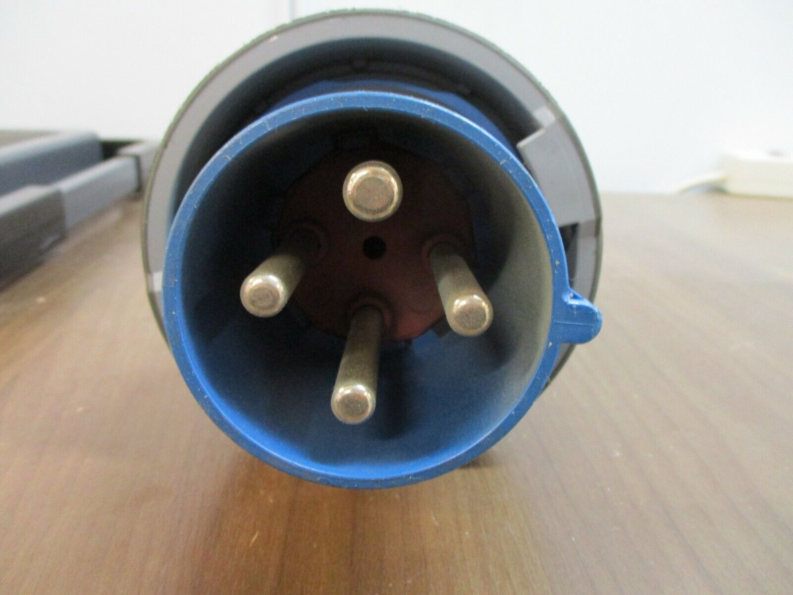 Mennekes PowerTOP Xtra Plug ME460P9W 60A 250V 4W 50-60Hz Used