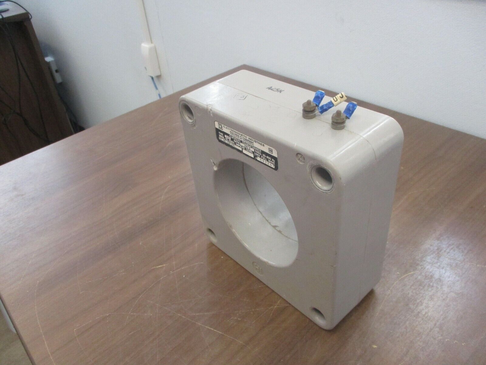 Square D Current Transformer 110-201 Ratio 200:5A 600V 25-400Hz *Chipped* Used