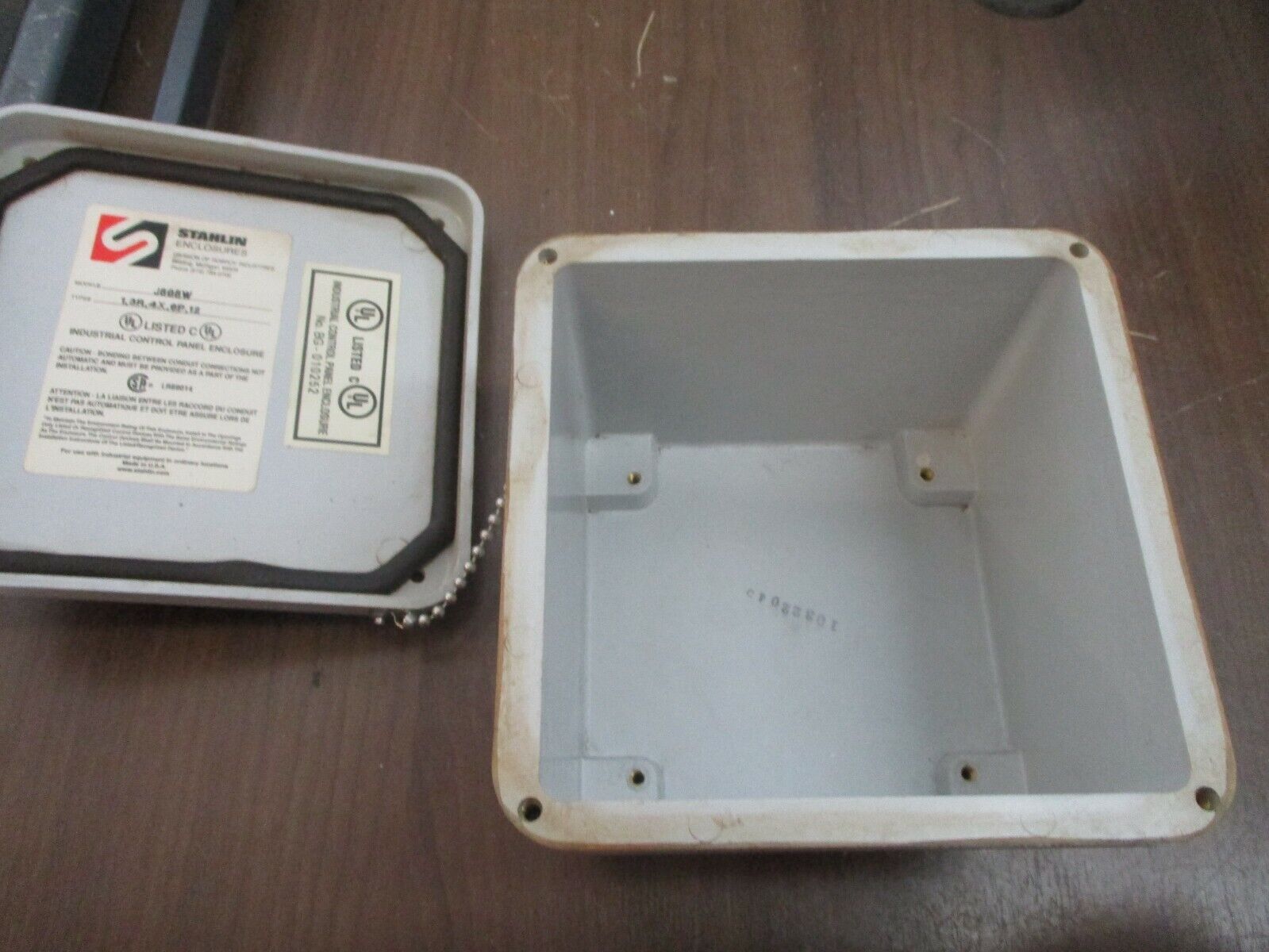 Stahlin Fiberglass Enclosure J606W Size: 6x6x4" *No Cover Screws* New Surplus
