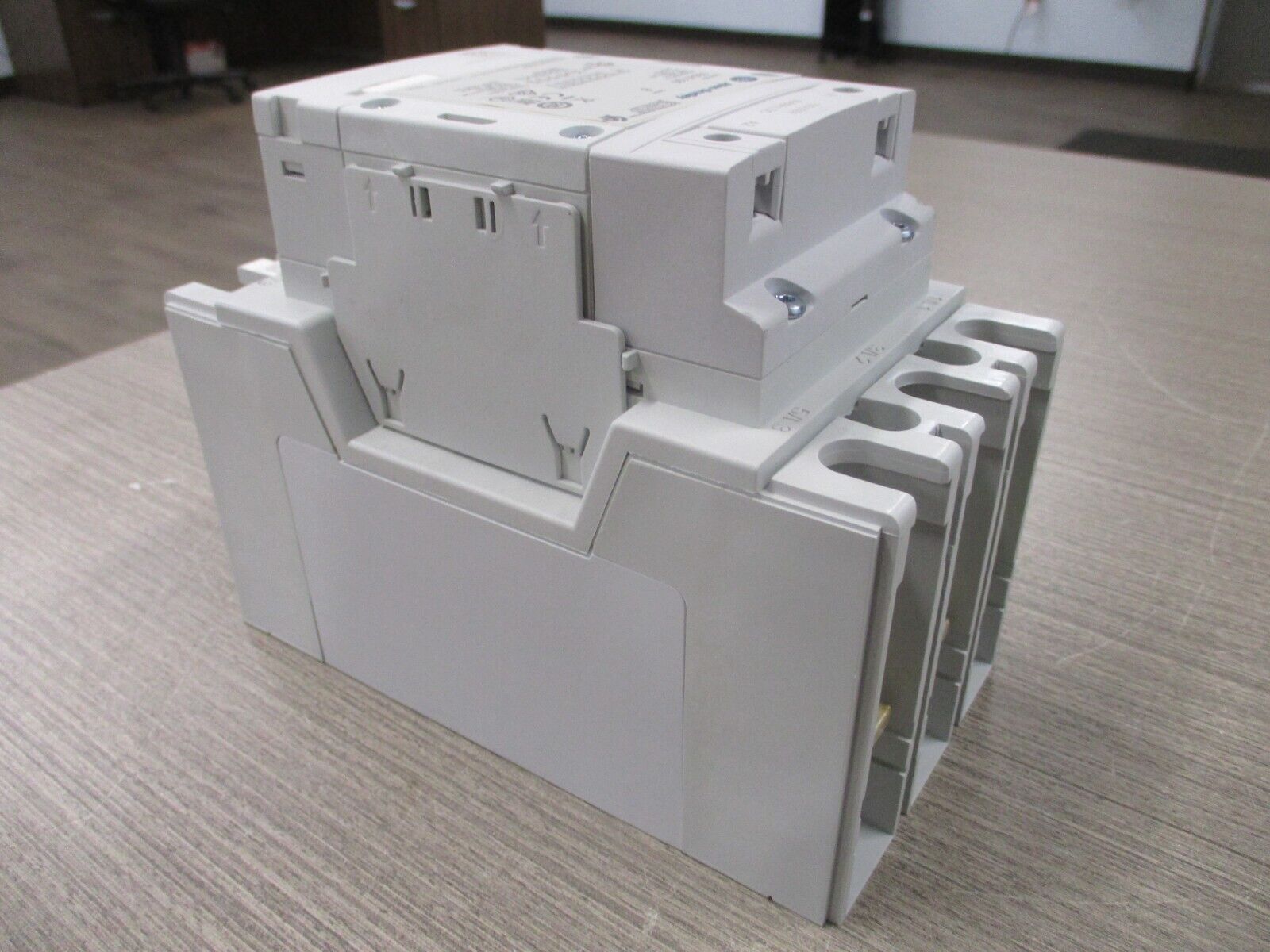AllenBradley Contactor 100E190KD11 Ser B 100250v ACDC Coil 190A New Surplus