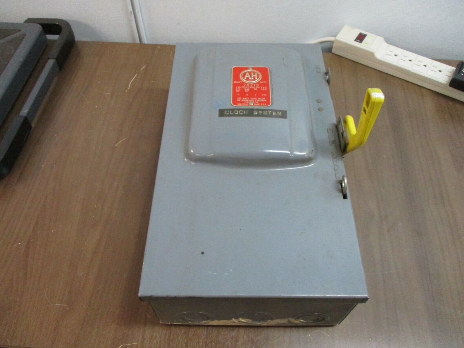 Arrow Hart Fusible Safety Switch / Disconnect 24219 60A 240V 3P Used