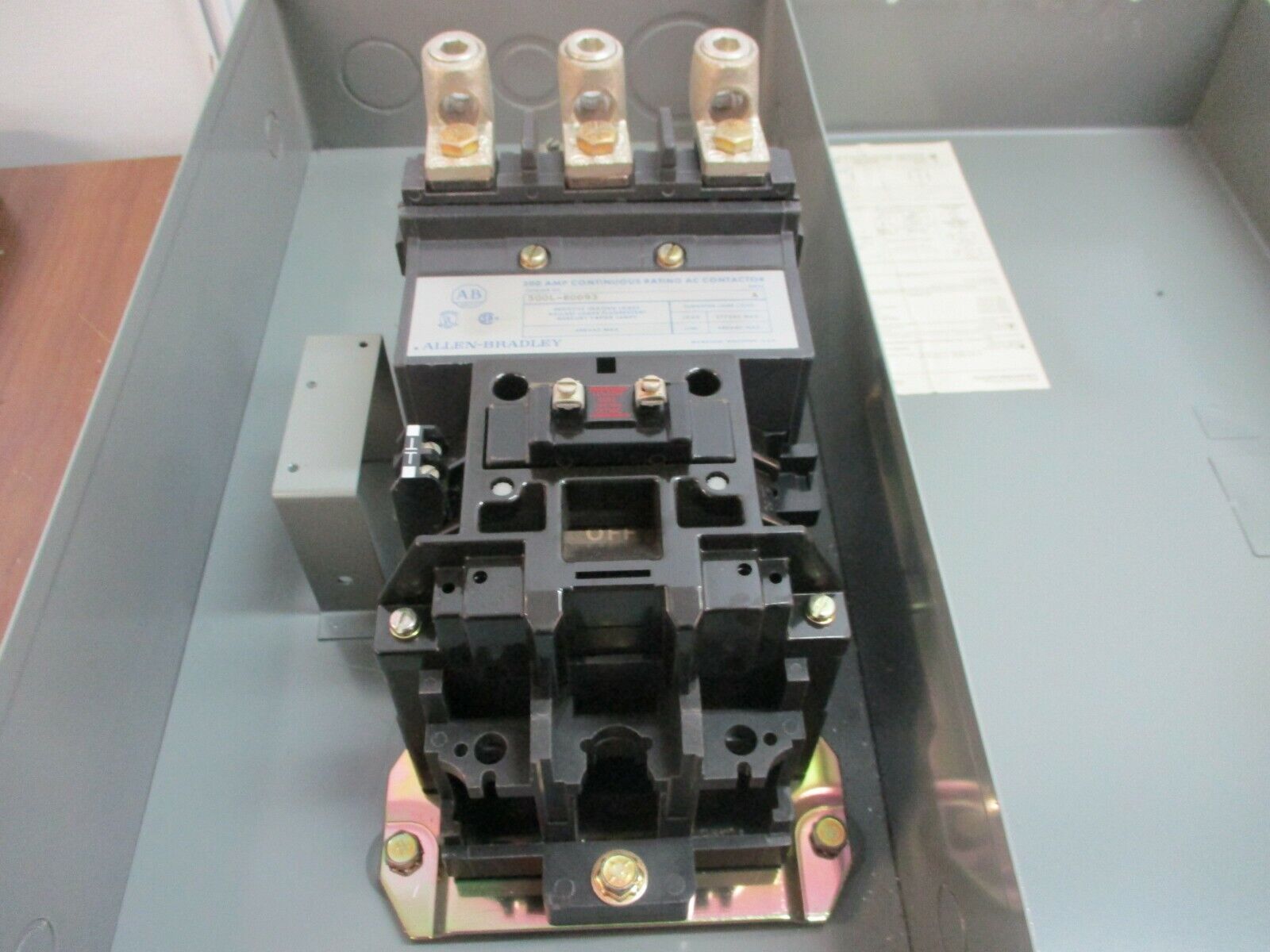 Enclosed Lighting Contactor 500L-EAD93 Ser.B 115-120V Coil 200A 600V Used
