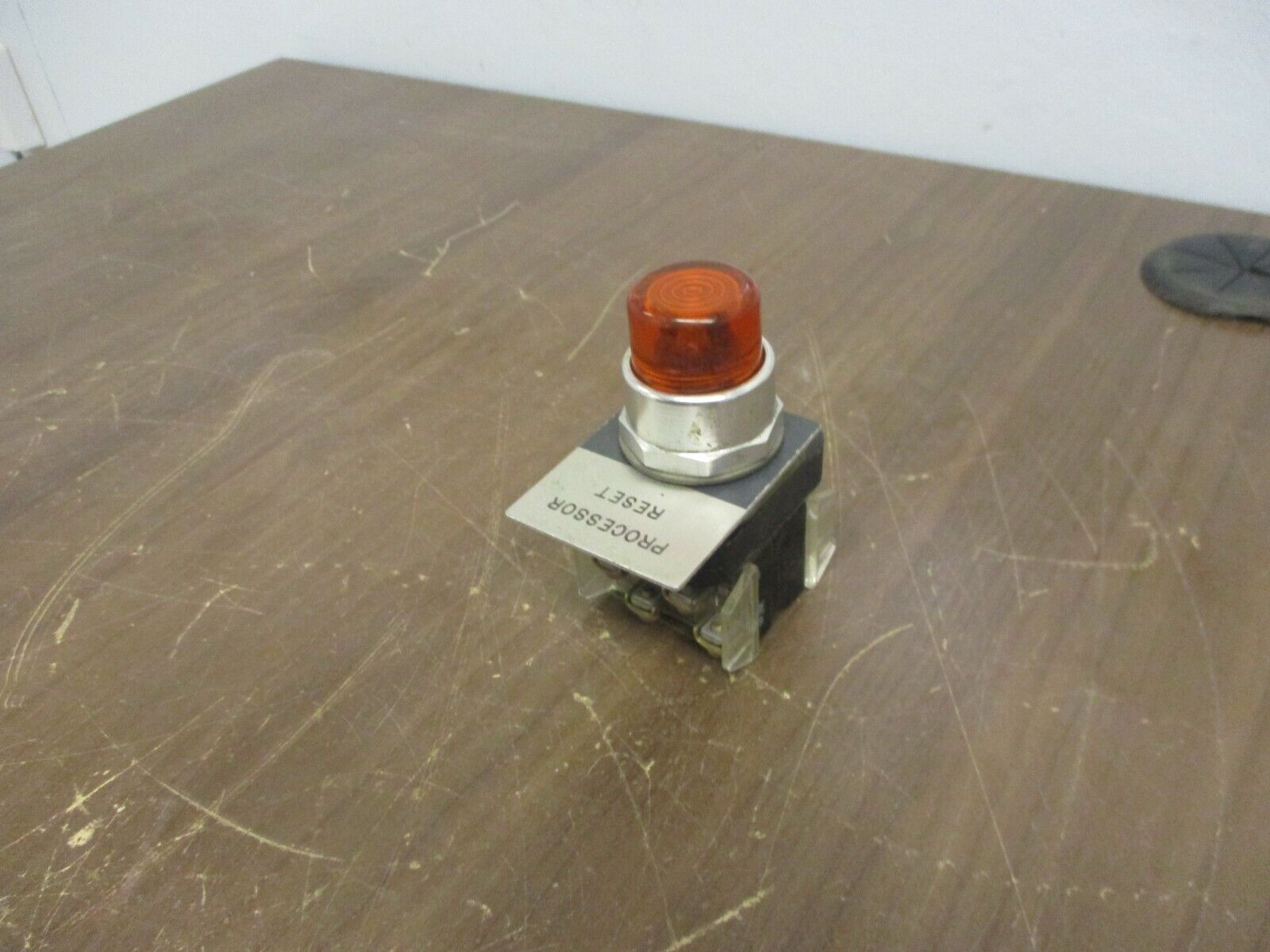 Allen-Bradley Illuminated Push Button 800T-QB12 Ser. N Amber Used