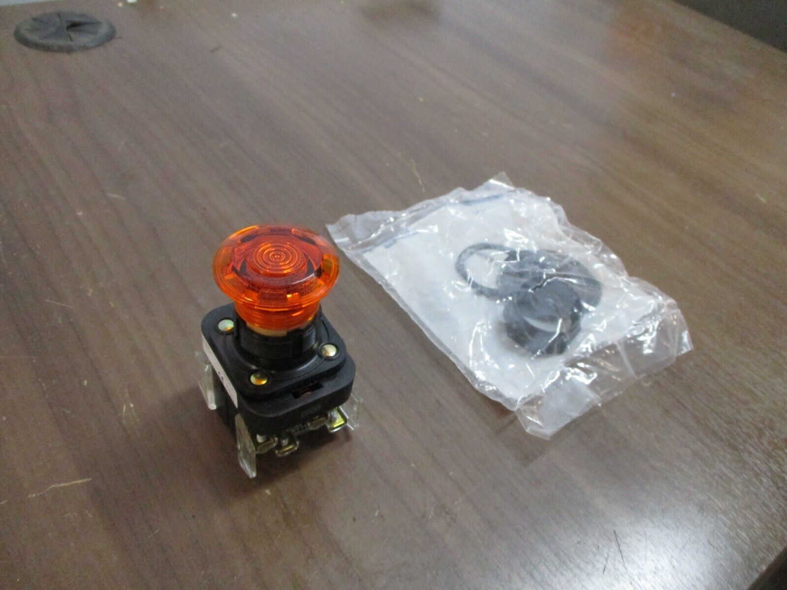 Allen-Bradley Push Button 800H-FRXNQH24AA7 Ser. F Type 4, 4X, 13 3-Position