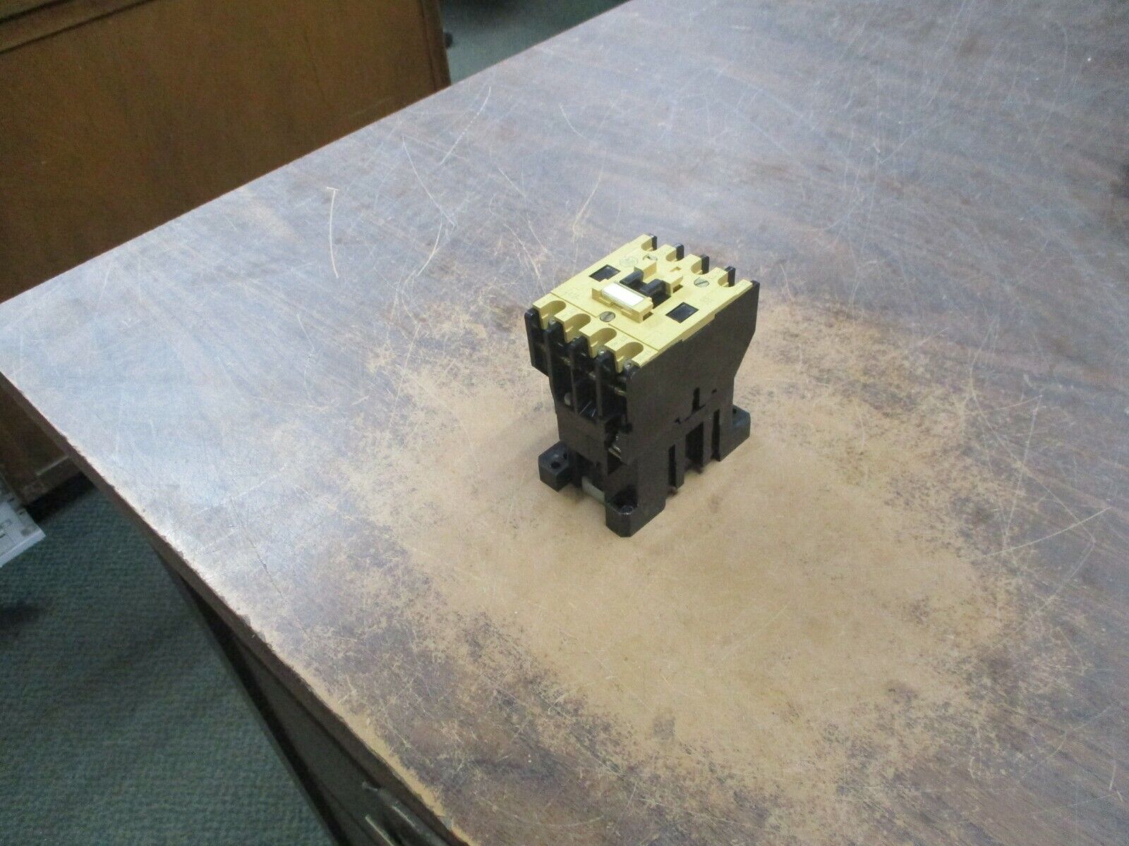 Allen-Bradley Contactor 100-A18NK3 Ser. C 24V 50Hz Coil 18A 600V Used