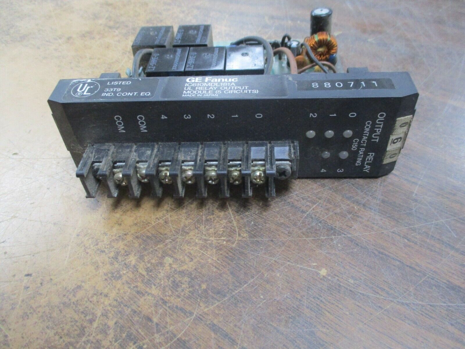 GE Fanuc Relay Output Module IC610MDL181A 5-Circuits *Chipped Insulator* Used