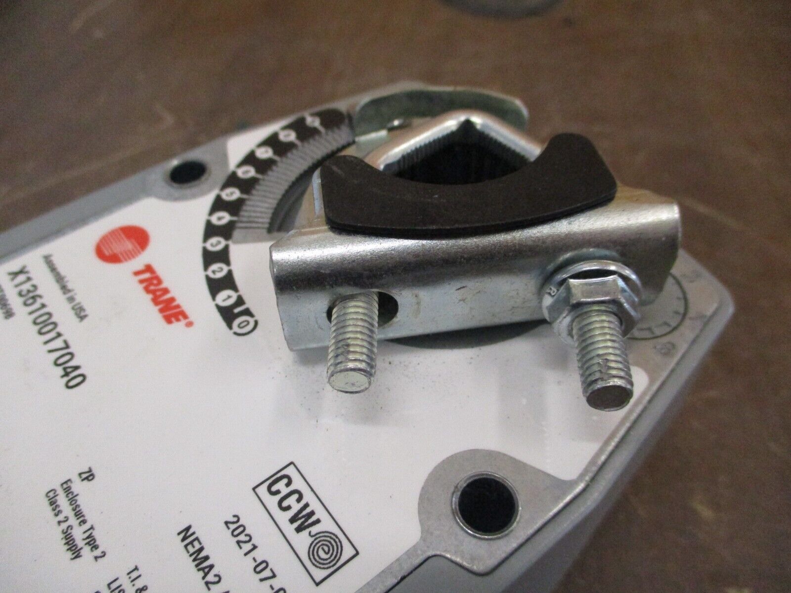 Trane Actuator X13610017040 180 in-lb 24V AC/DC Nema 2 *Missing Lug* Used