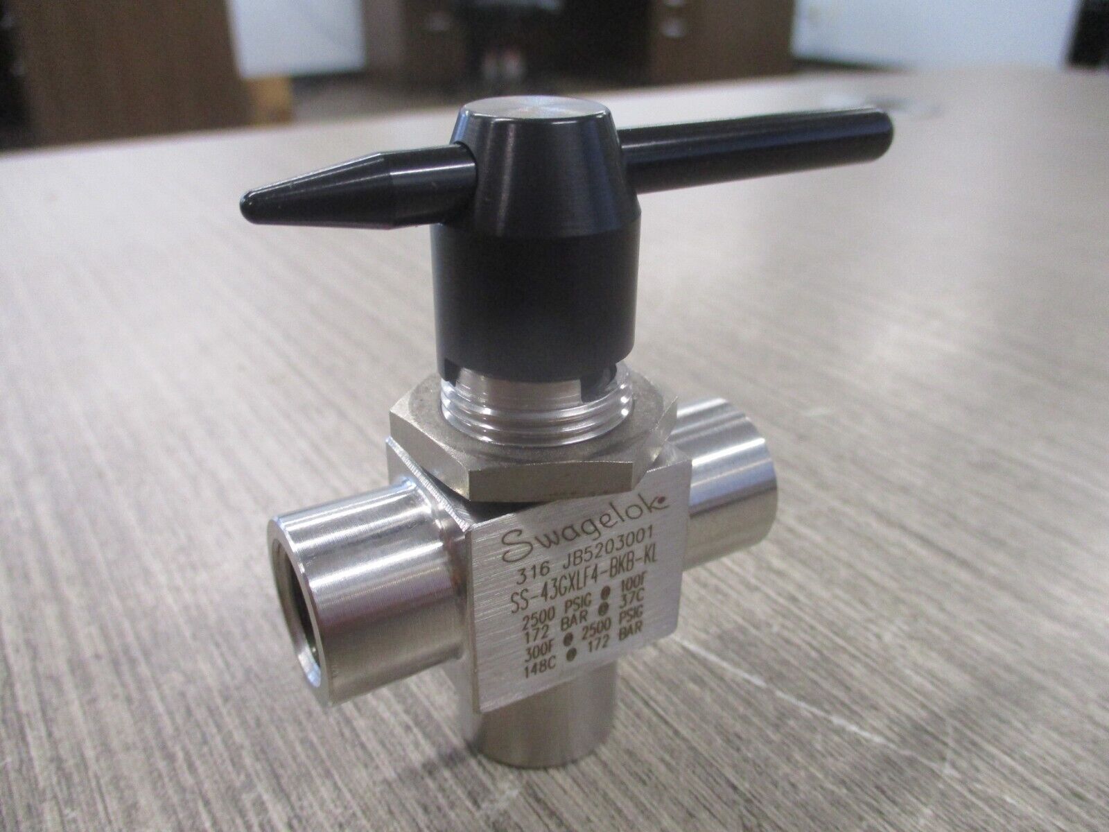 Swagelok Stainless Steel 3-Way Ball Valve SS-43GXF4-BKB-KL 2500 PSI New Surplus