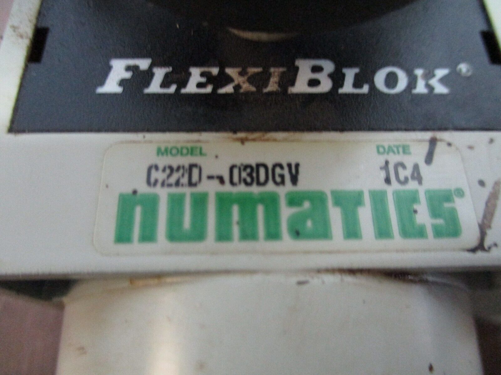 Numatics Flexiblok Filter Regulator C22D-03DGV w/ VS22-03 Lock Out Valve Used