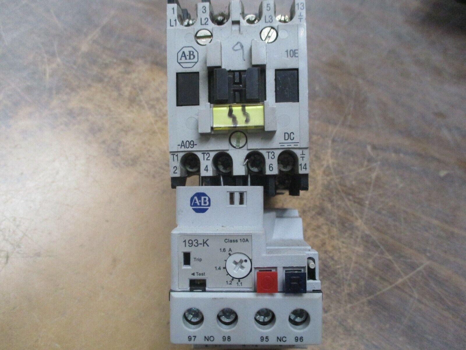 Allen-Bradley Starter 100-A09NZ*3/193-KB16 24VDC Coil 9A 600V Trip:1.1-1.6A Used