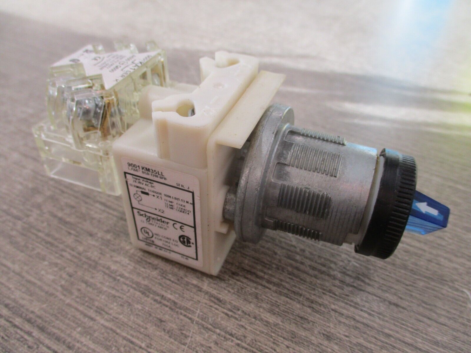 Schneider Electric Illuminated Selector Switch 9001 KM35LL Ser. J Blue Used