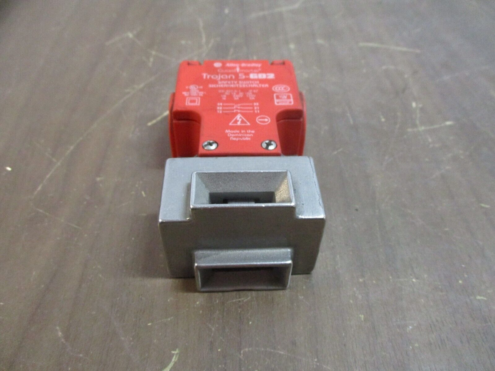 Allen-Bradley GuardMaster Safety Switch Trojan 5-GD2 120/240V 6A/3A Used