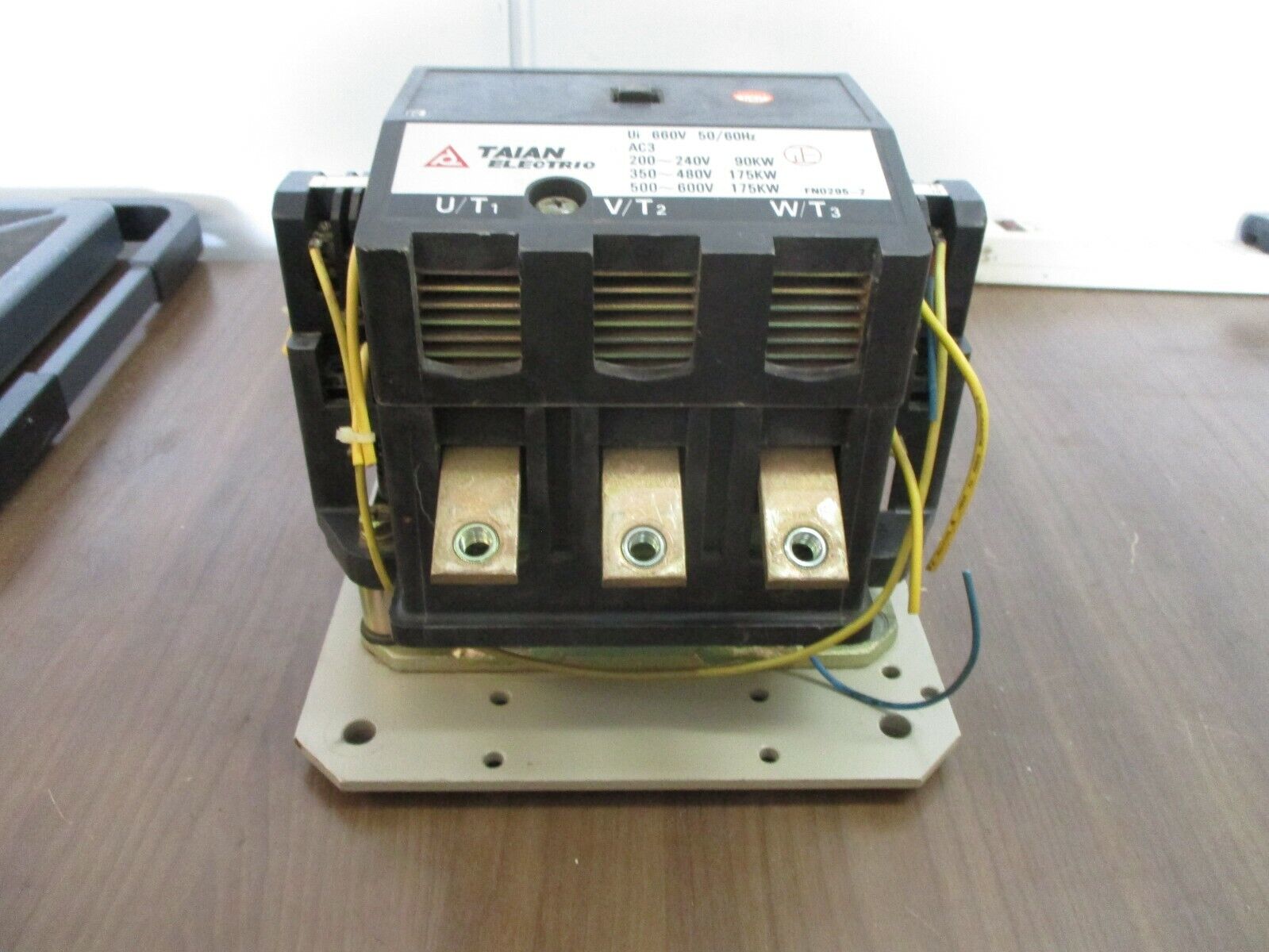 Taian Contactor C-300L 400A 600V 50/60Hz Used