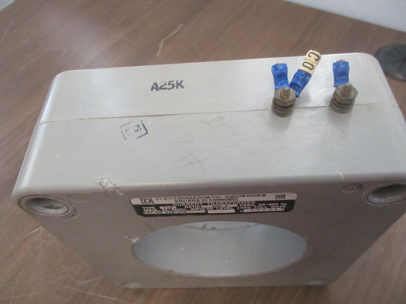 Square D Current Transformer 110-201 Ratio 200:5A 600V 25-400Hz *Chipped* Used
