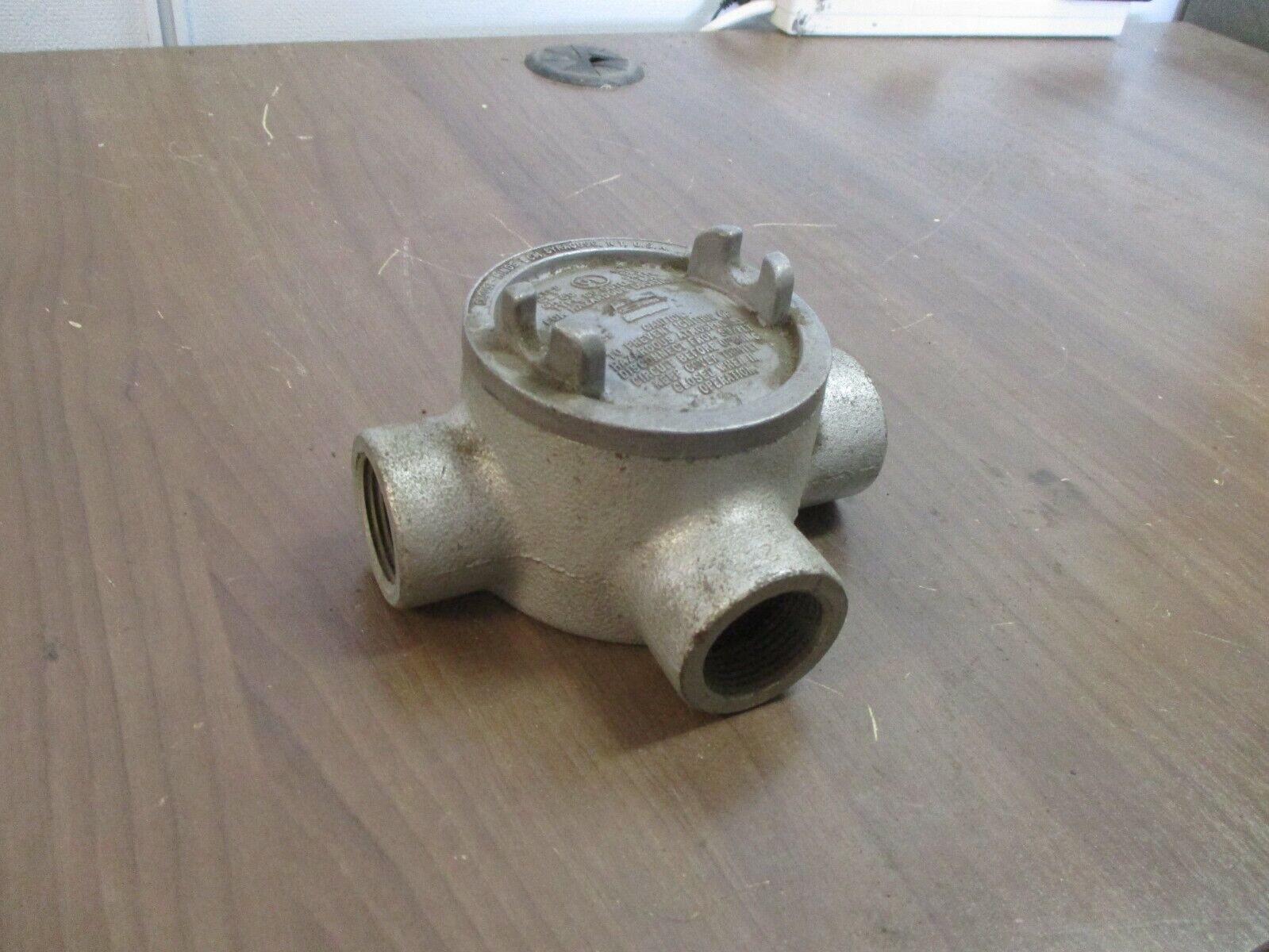 Cooper Crouse-Hinds Condulet Conduit Outlet Box w/ Cover GUAT36 Size: 1" Used