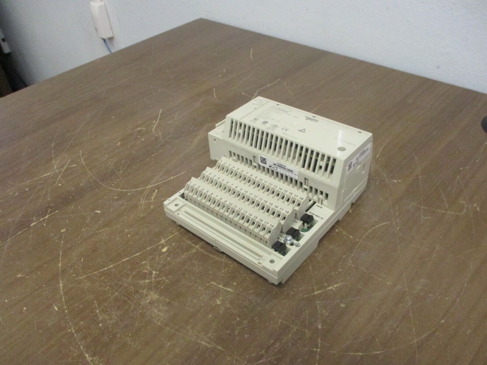 Schneider Electric TSX Momentum Processor w/ I/O Base 171CCS76000 256K Used