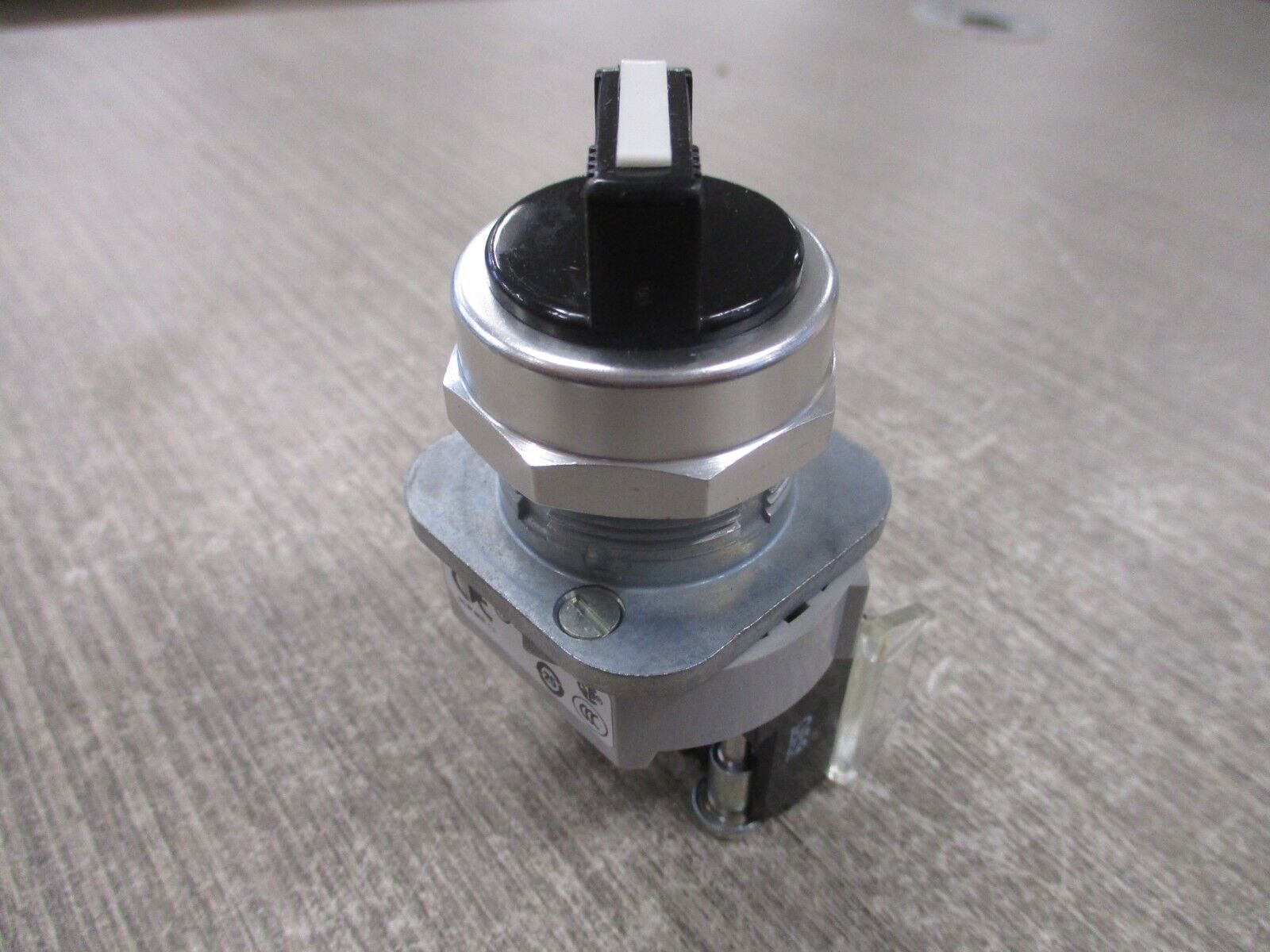 Allen-Bradley Selector Switch 800T-H5A Ser. T Type 4/13 New Surplus
