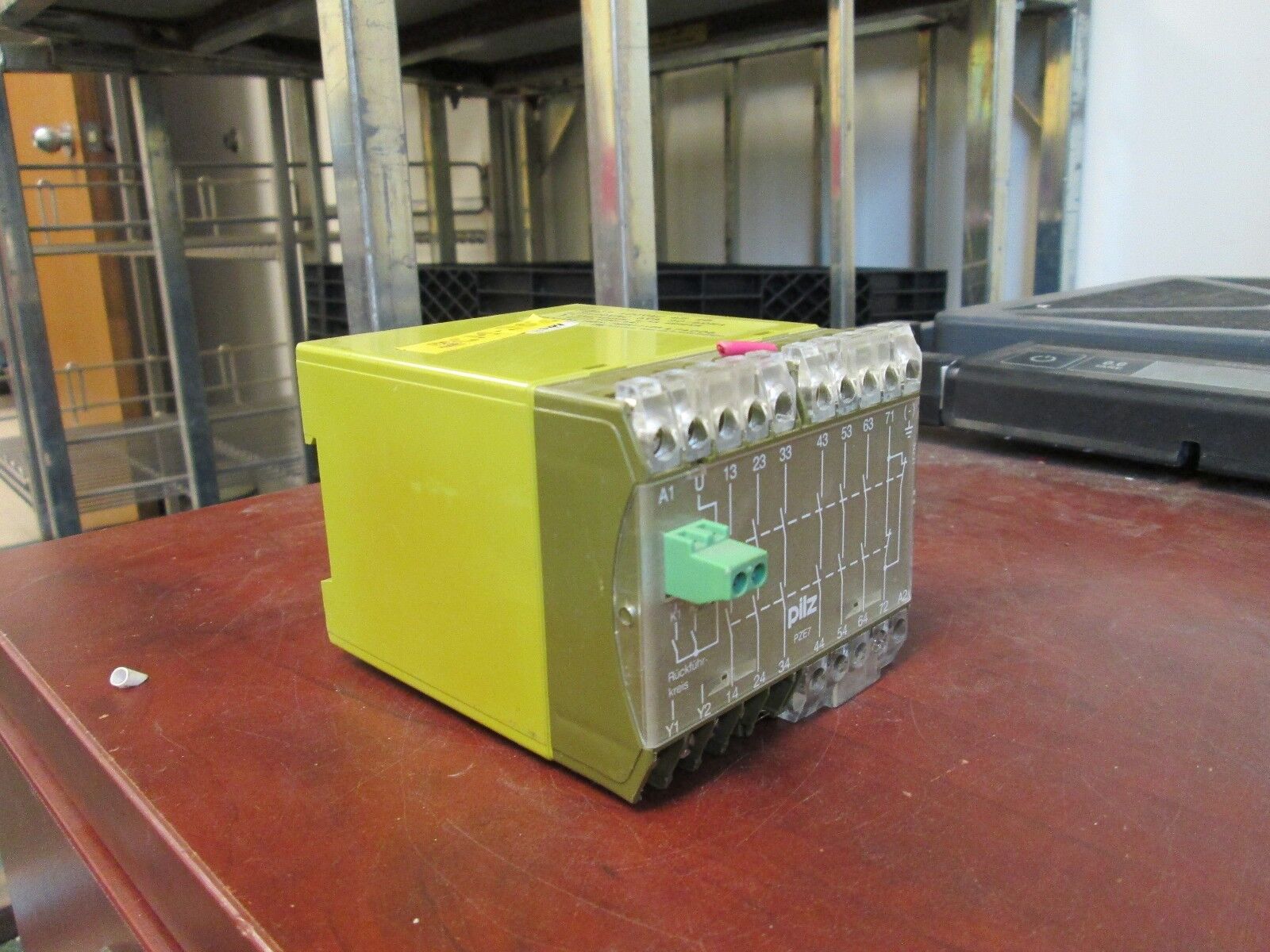PILZ Safety Relay PZE7 120VAC 6VA 50/60Hz Used
