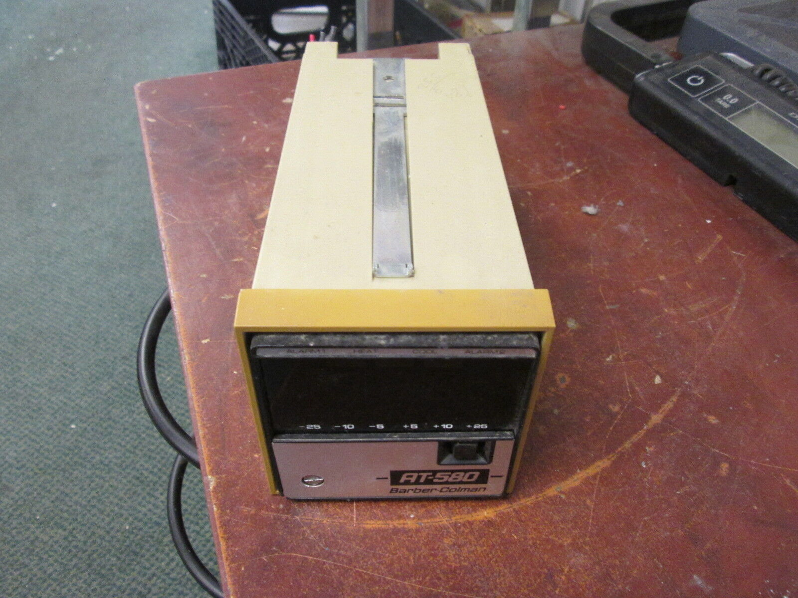 Barber-Colman Temperature Controller AT-580 Used
