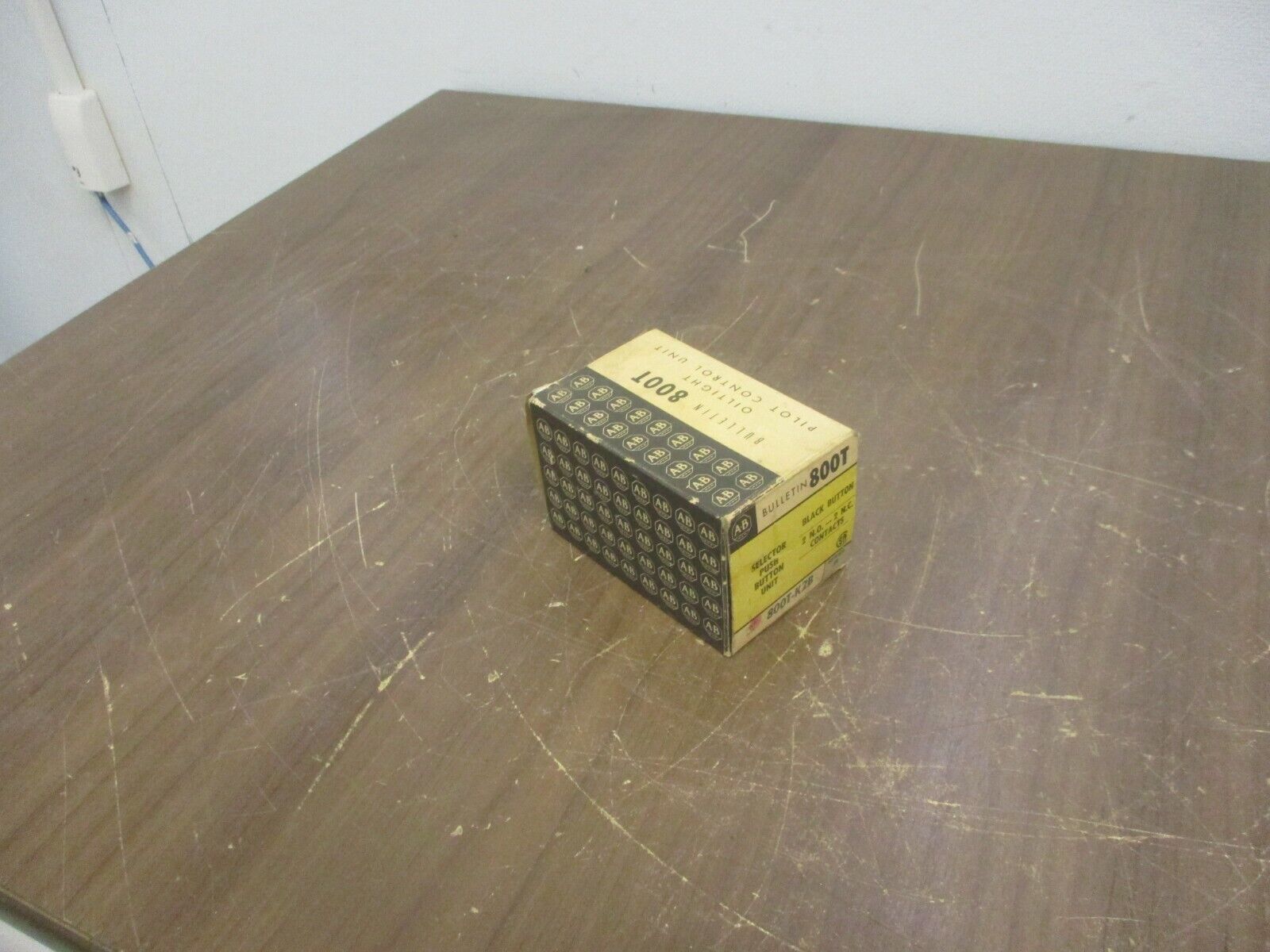 Allen-Bradley Selector Push Button 800T-K2B Ser. P Black Button 2 N.O.-2 N.C.