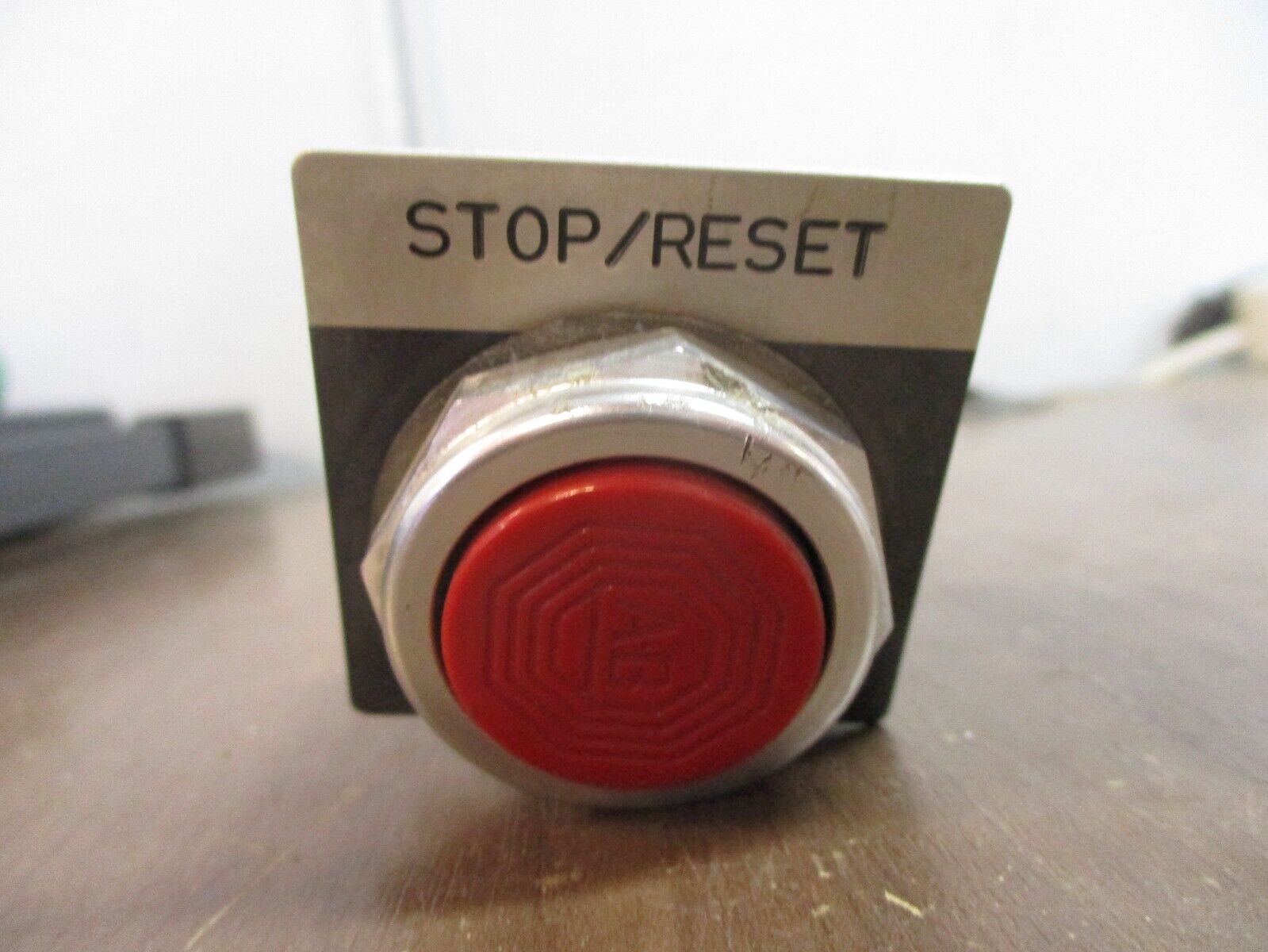 Allen-Bradley Flush Head Push Button 800T-A… Ser. T Type 4, 13 Red Used