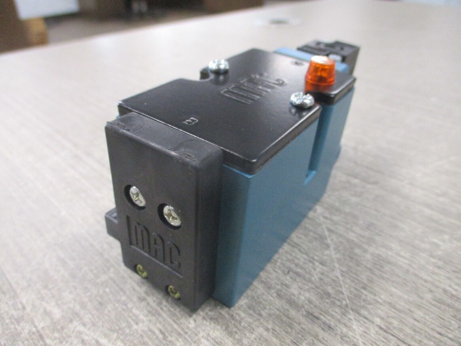 MAC Solenoid Valve 82A-AC-000-TM-DAAP-1DA *No Box* New Surplus