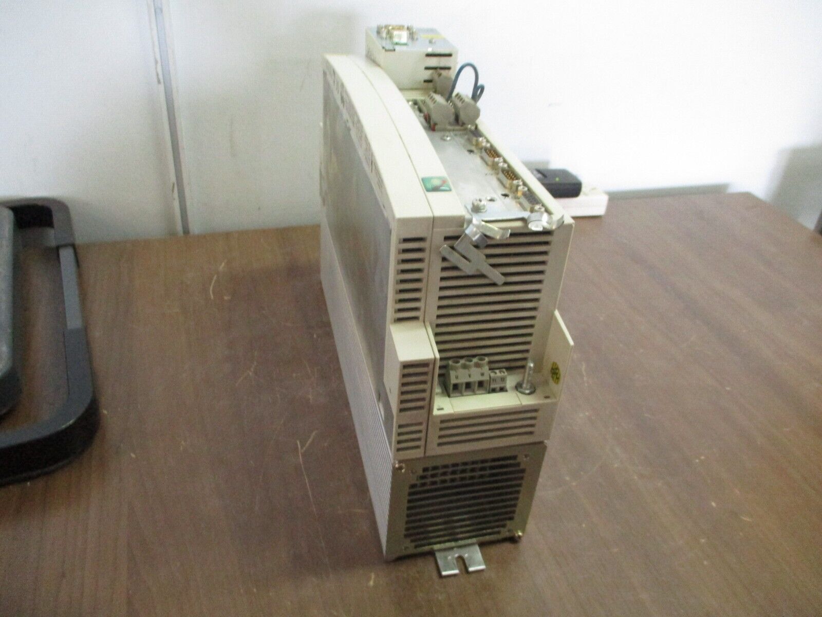 Lenze Servo Controller EVS9323-ES Input: 3Ph 400/480V 3.9A 3.2kVA 50/60Hz Used