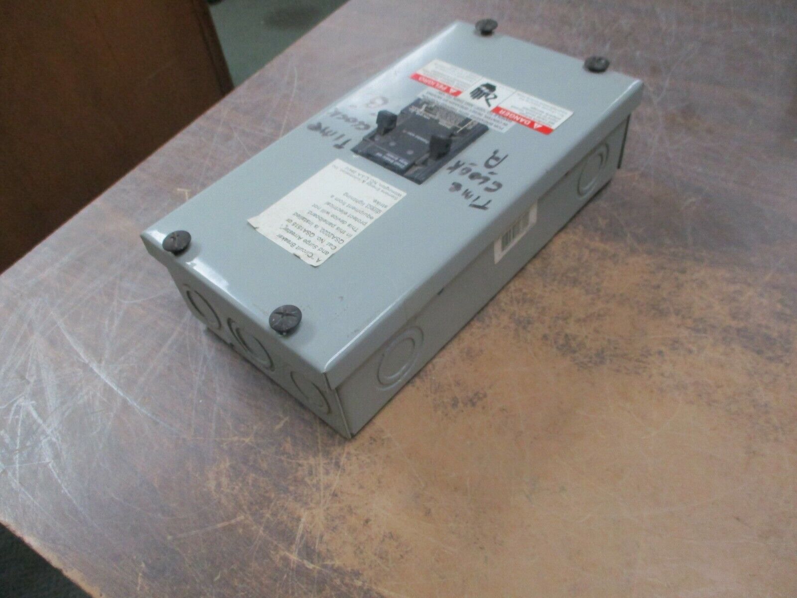 Siemens Enclosed Breaker & Arrester QSA2020 20A 120/240V Enclosure: E0204ML1060S