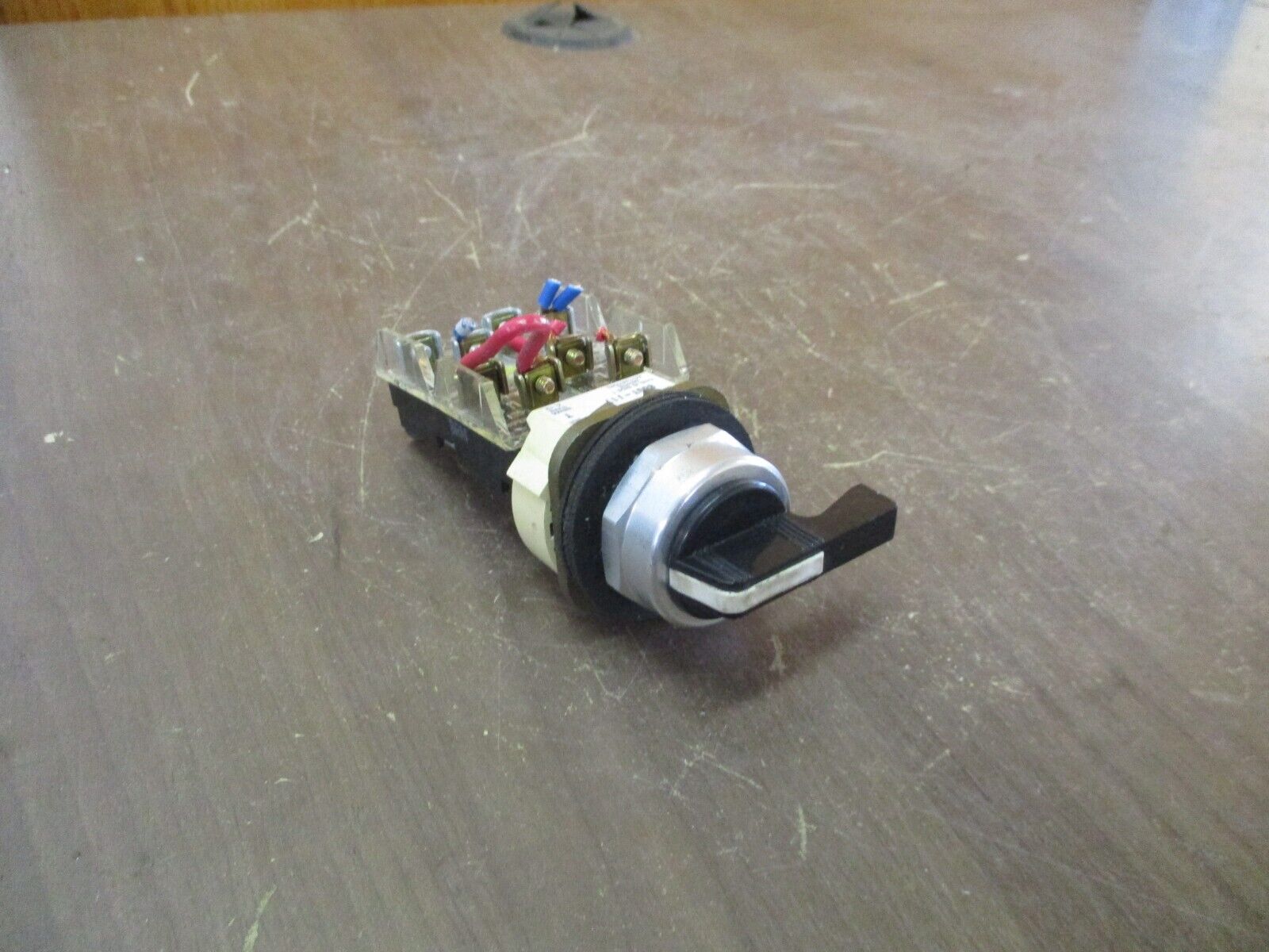 Allen-Bradley Selector Switch 800T-J17 Ser. T Type 4, 13 Used