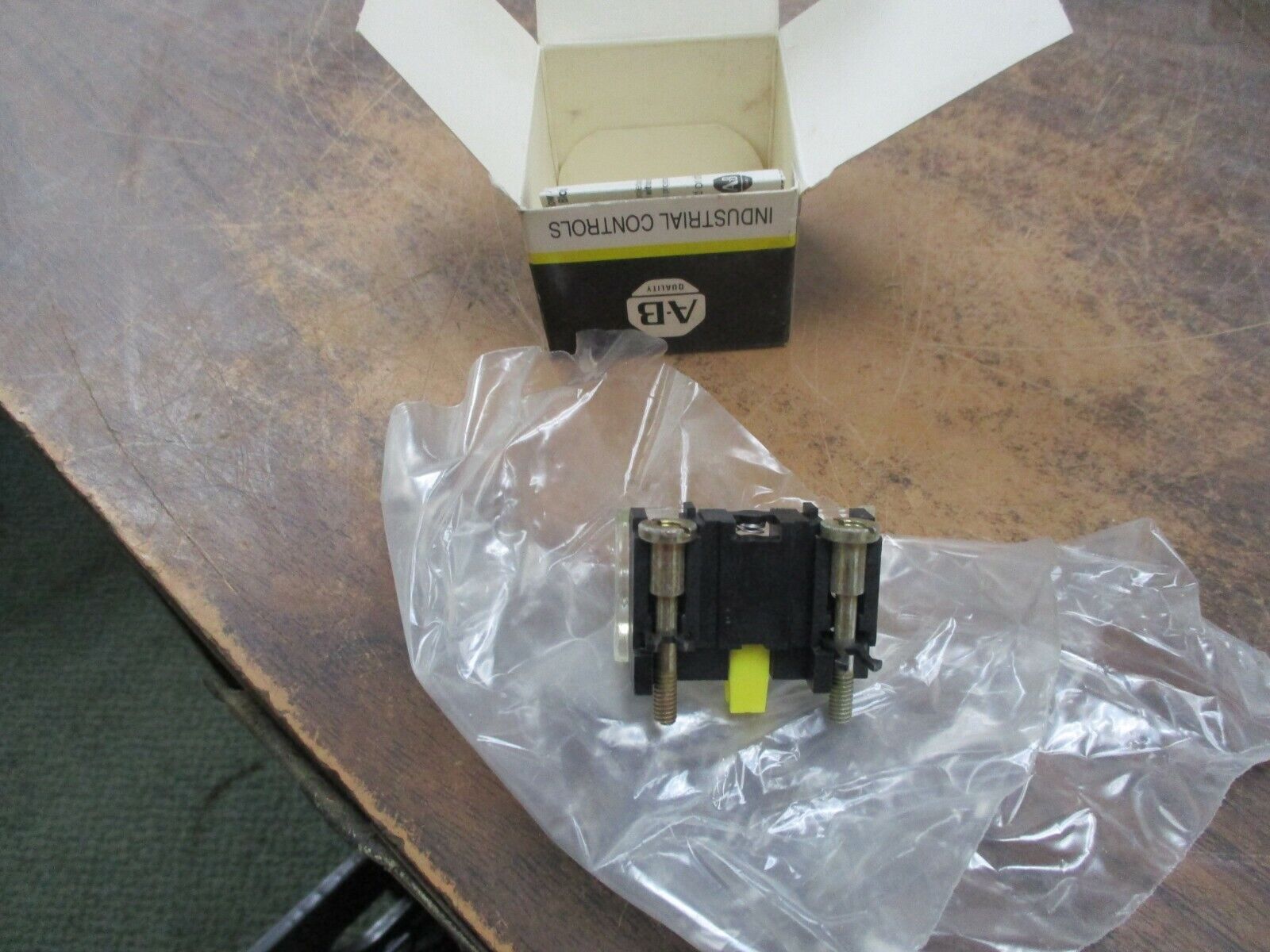 Allen-Bradley Aux Contact Block 800T-XD2 Ser. D 1 N.C. Shallow Block New Surplus