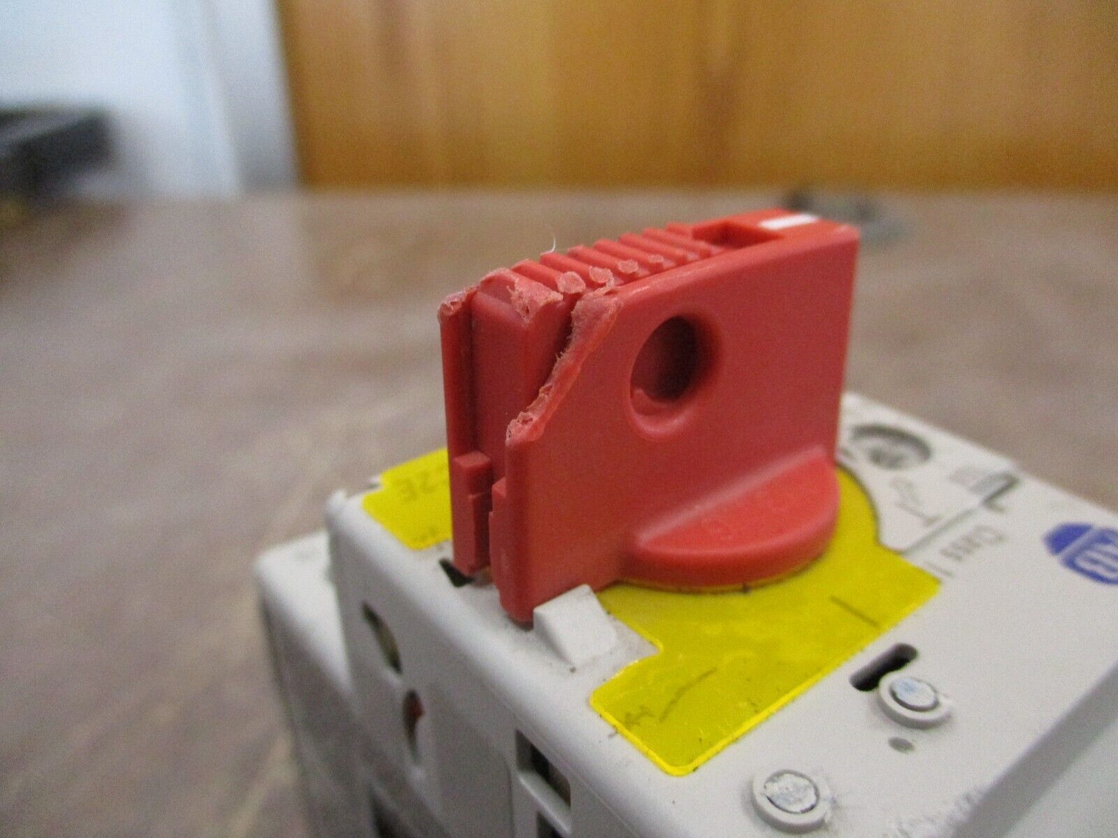 Allen-Bradley Manual Motor Protector 140M-C2E-C10 Trip : 6.3-10A *Broken Top*