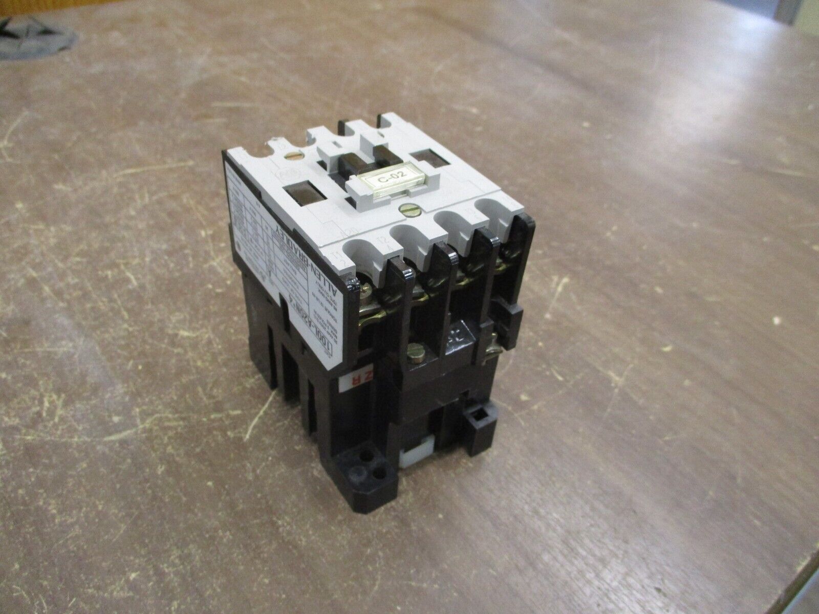 Allen-Bradley Contactor 100L-A20N*4 600V 30A 120V Coil 4P *Broken Insulator*