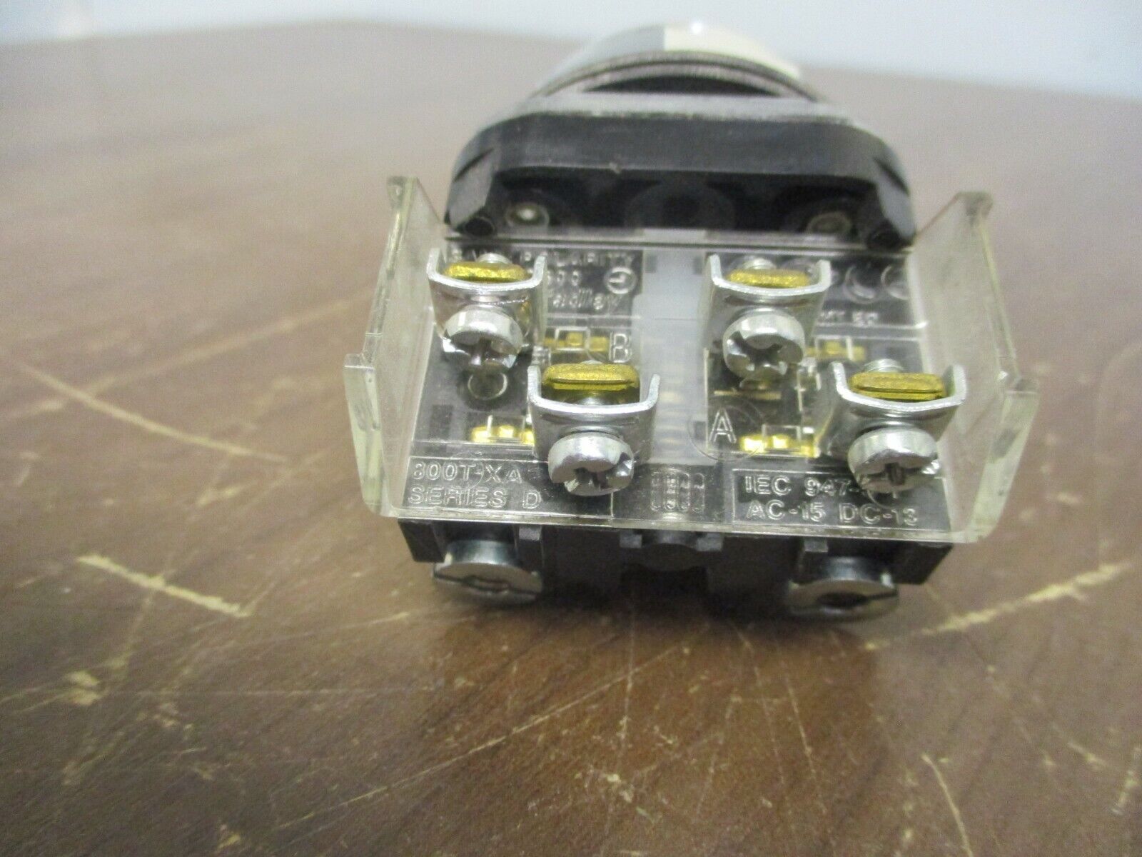 Allen-Bradley Flush Head Push Button 800T-A… Ser. T Type 4, 13 Black Used