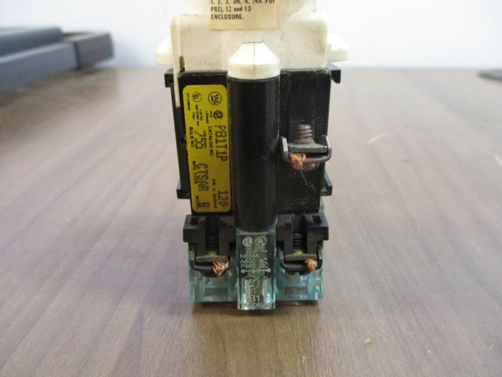 Westinghouse Illuminated Selector Switch PB1T1P Model B 120V 50/60Hz Green Used