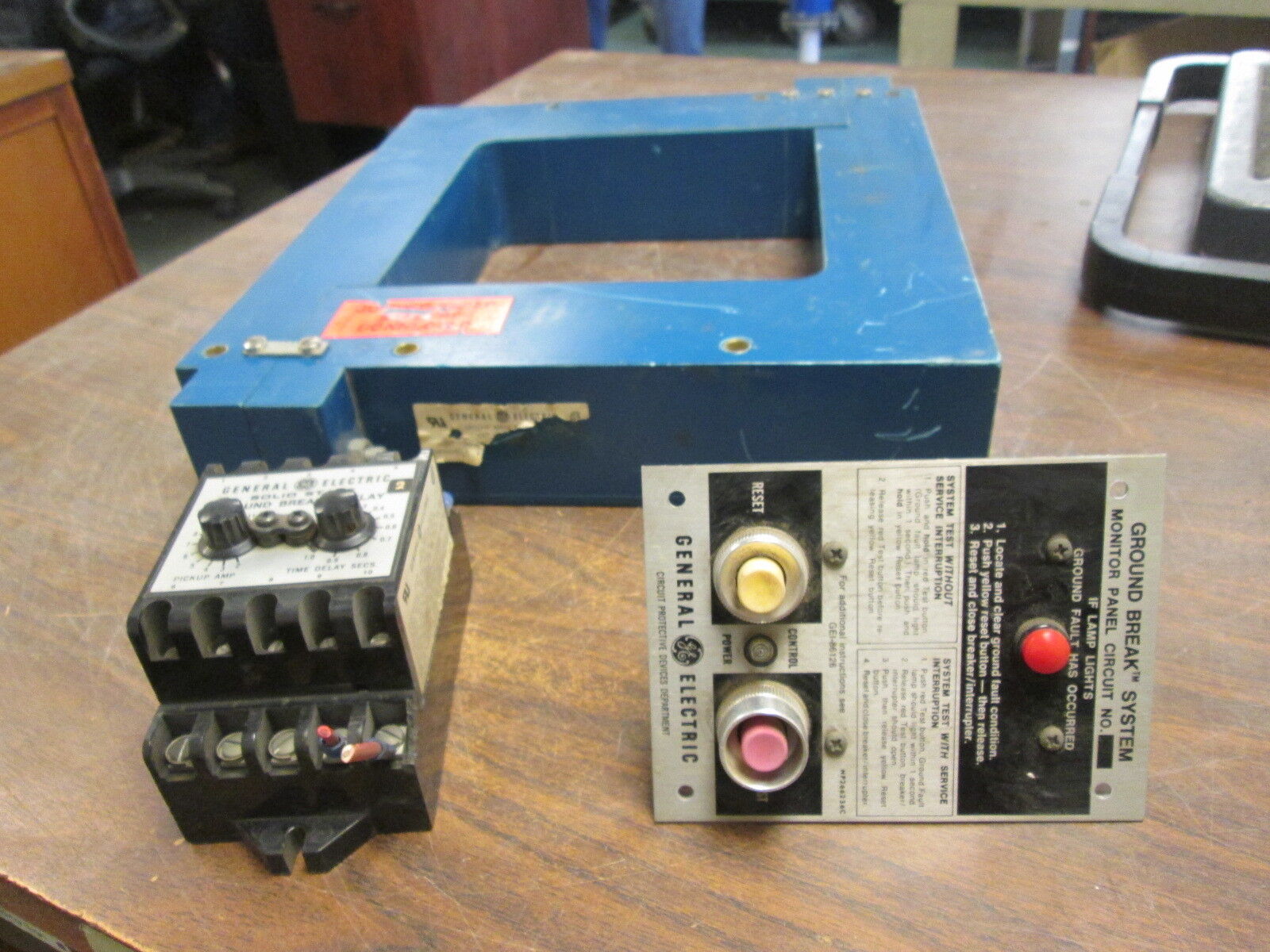 GE Ground Break System TGS0808/TGSR12/TGSMP *Chipped Relay Insulators* Used