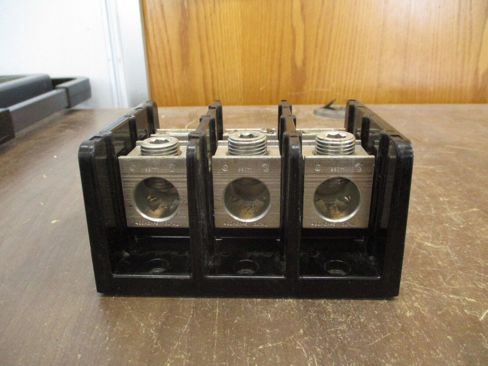 Marathon Power Distribution Block 1433553 18 335A 600V 3P Line: 400MCM-6 Used