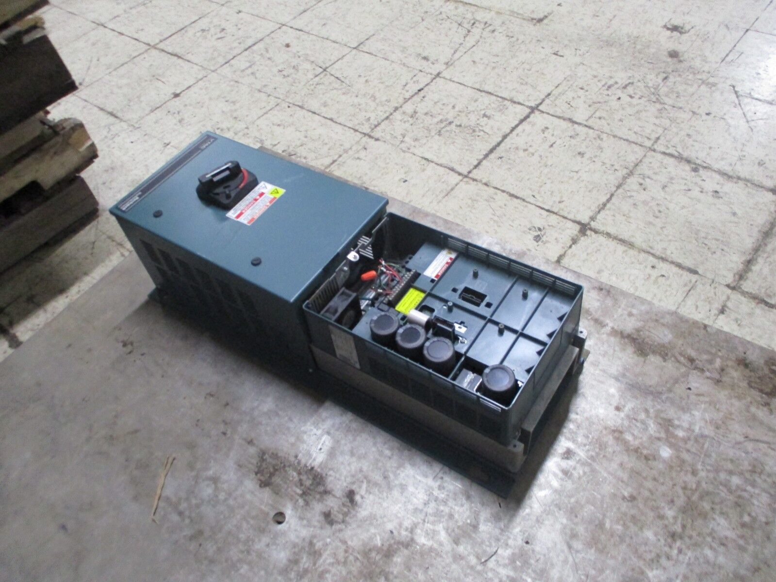 Rockwell Automation VTAC9 AC Drive w/ Disconnect 9VT401-022HTAN 15HP 3Ph Used