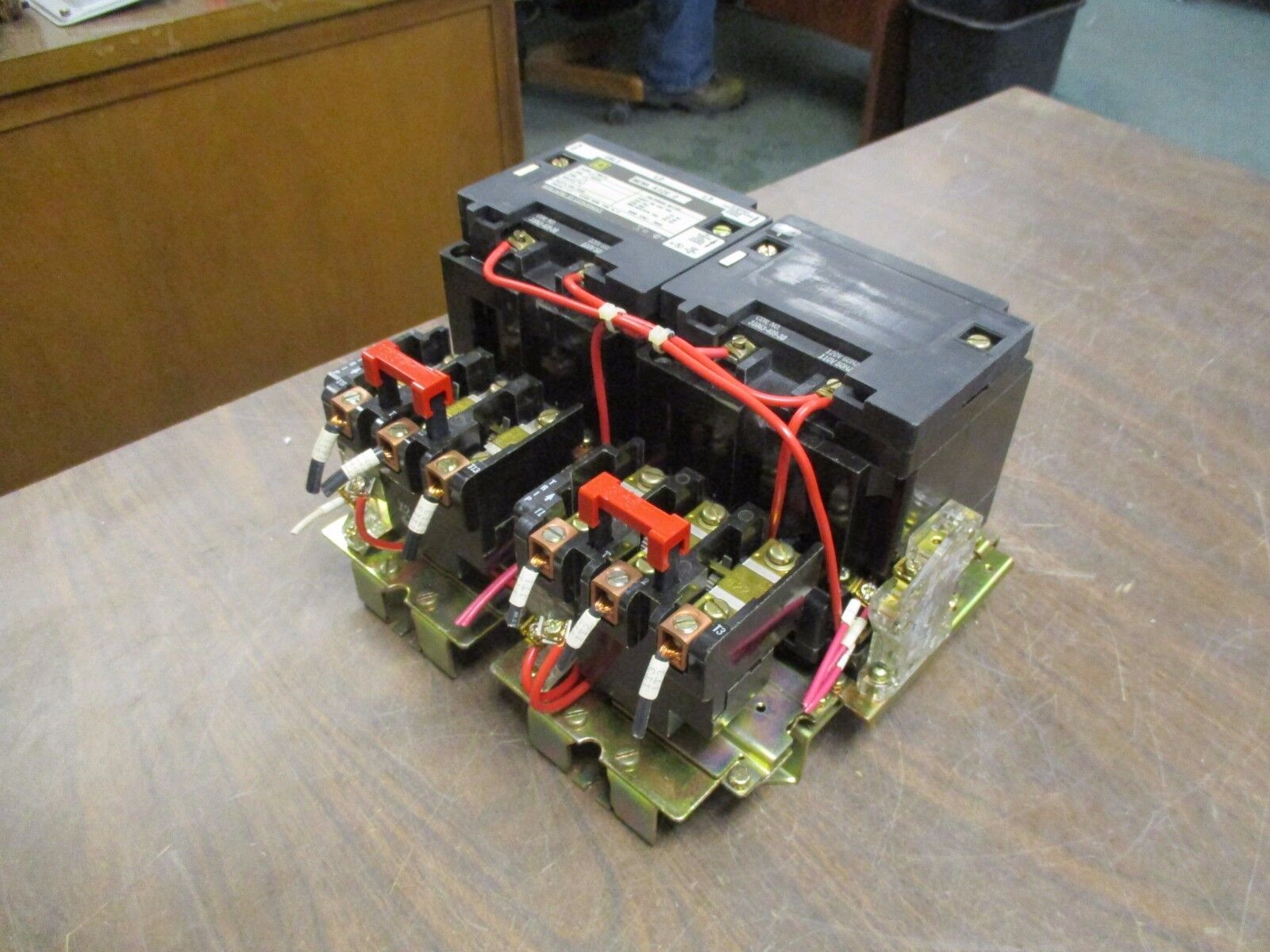 Square D Size 2 2-Speed Starter 8810 SD04 120V Coil 600V Used