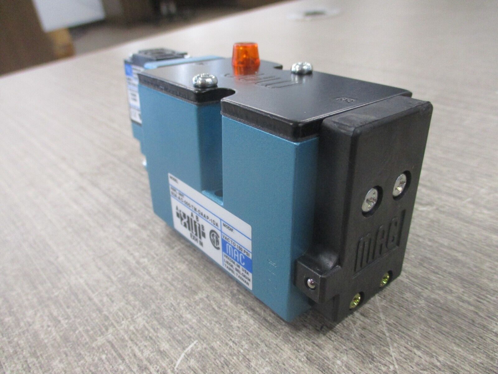 MAC Solenoid Valve 82A-AC-000-TM-DAAP-1DA *No Box* New Surplus