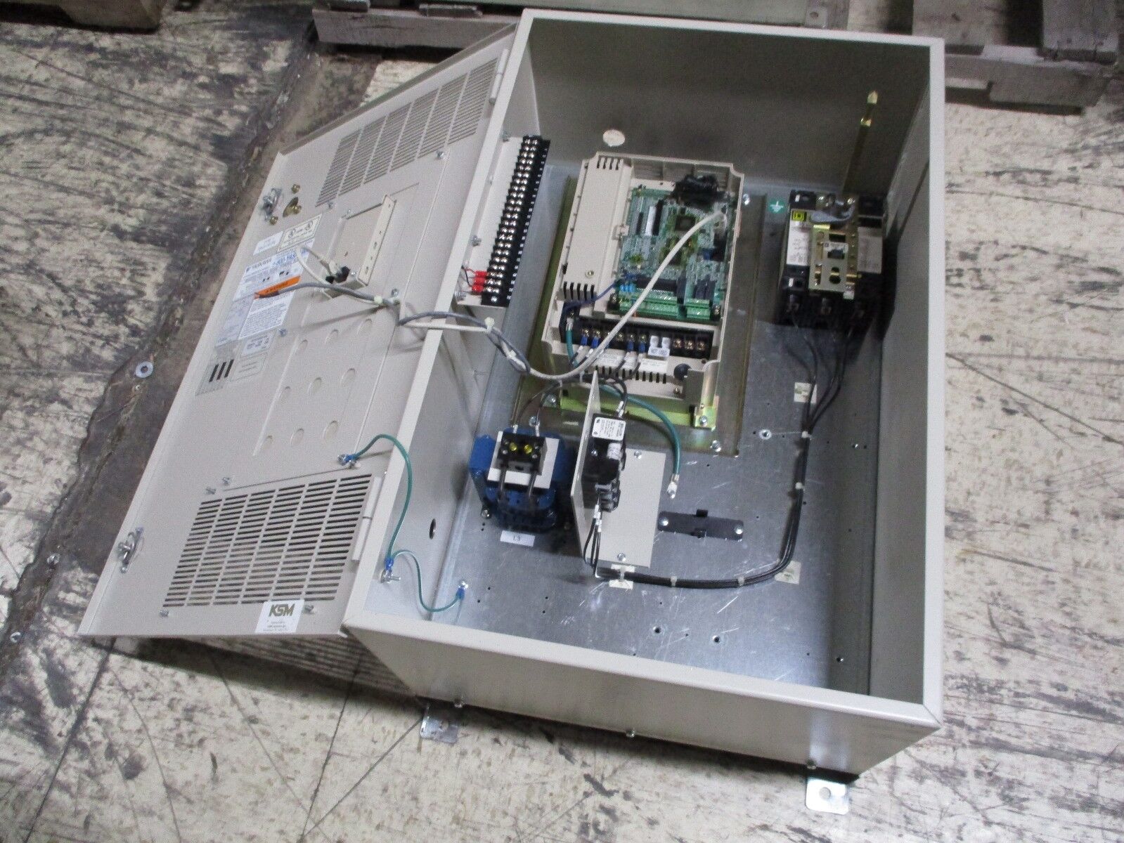 Yaskawa E7 AC Drive w/ Breaker Disconnect E7CVB14CFX 10HP 3Ph Used